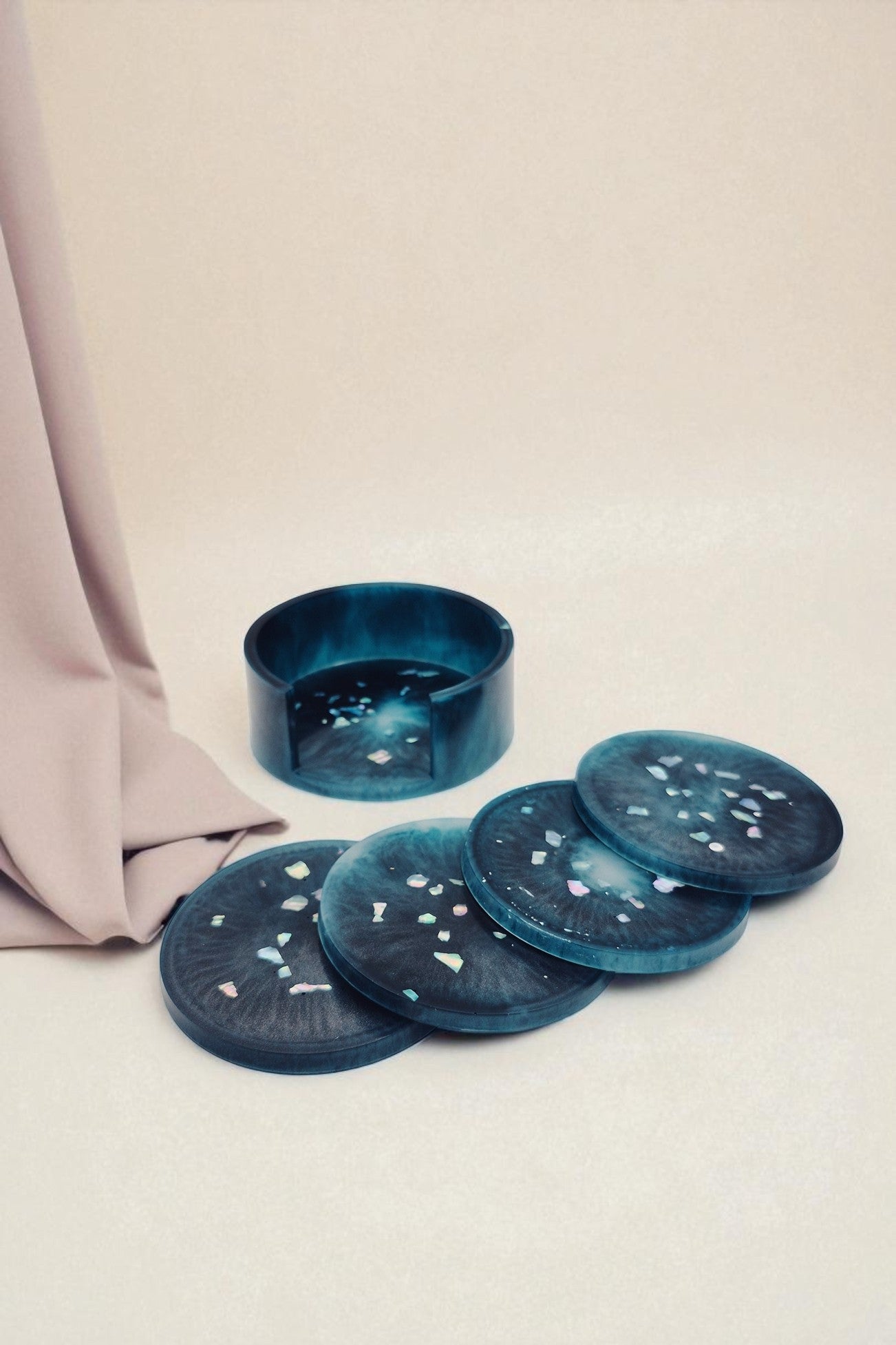 Set aus runden Epoxidharz-Untersetzern in Blau-Silber mit Dose, Kollektion Silver Tide – Maliora Designs