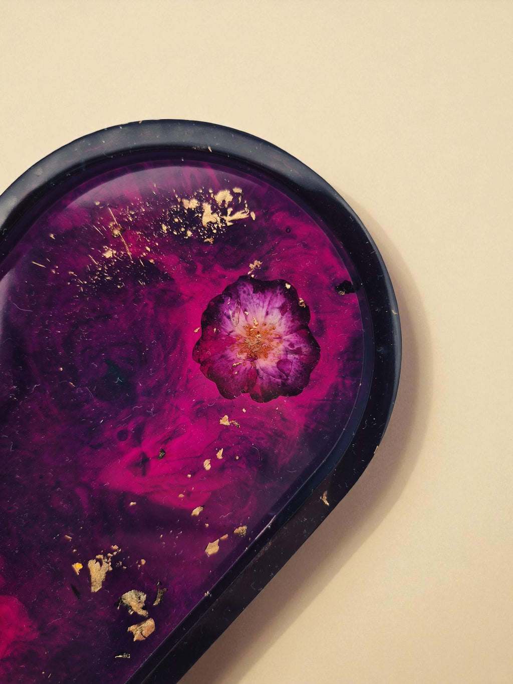 Detailansicht einer Epoxidharz-Schale in Violett und Schwarz mit goldenen Einschlüssen – Maliora Designs