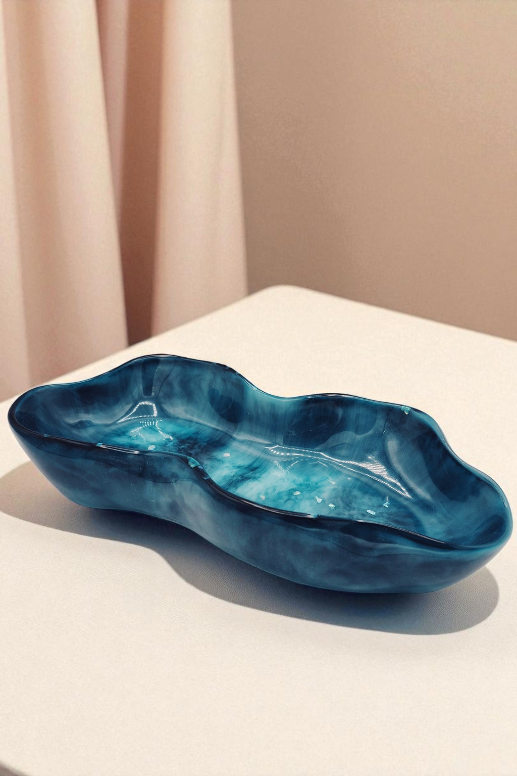 Organische Epoxidharz-Schale in Meeresblau mit marmorierter Struktur, vor hellem Hintergrund – Maliora Designs