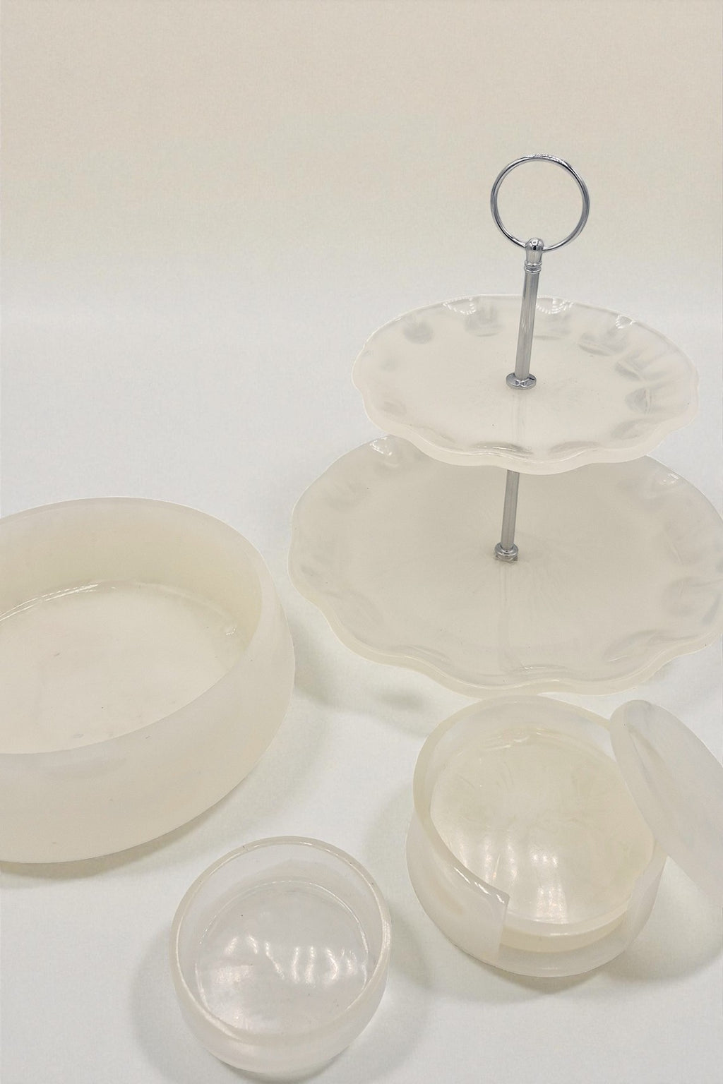 Weiße Epoxidharz-Etagere mit passenden Schalen, sanft glänzend – Kollektion Silent Sky – Maliora Designs