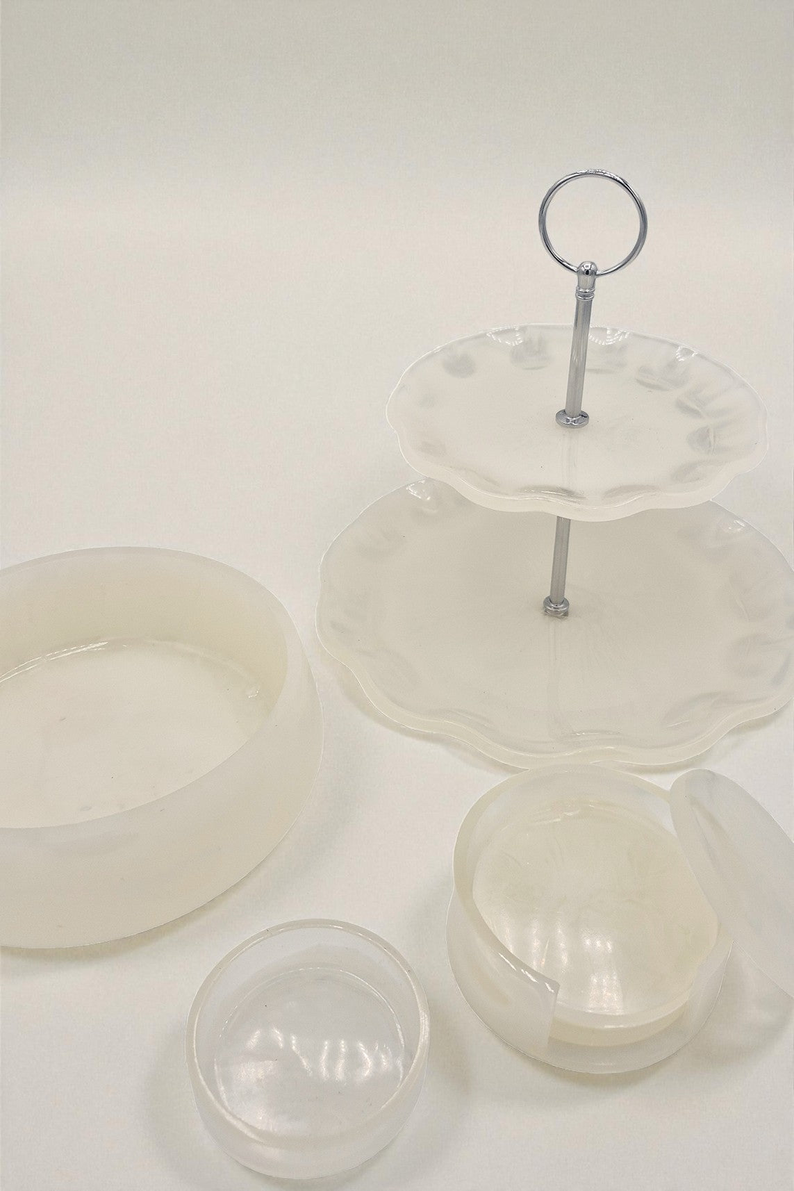 Set aus weißen Epoxidharz-Untersetzern und Etagere mit Marmorierung – Kollektion Silent Sky – Maliora Designs