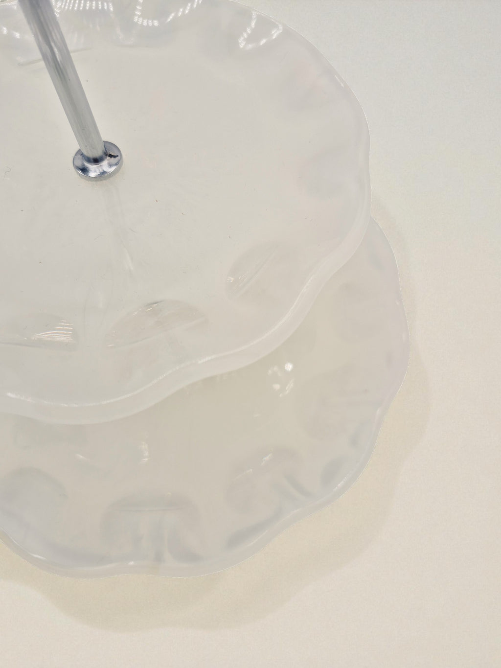 Nahaufnahme der oberen Platte der weißen Epoxidharz-Etagere mit glänzender Oberfläche – Kollektion Silent Sky