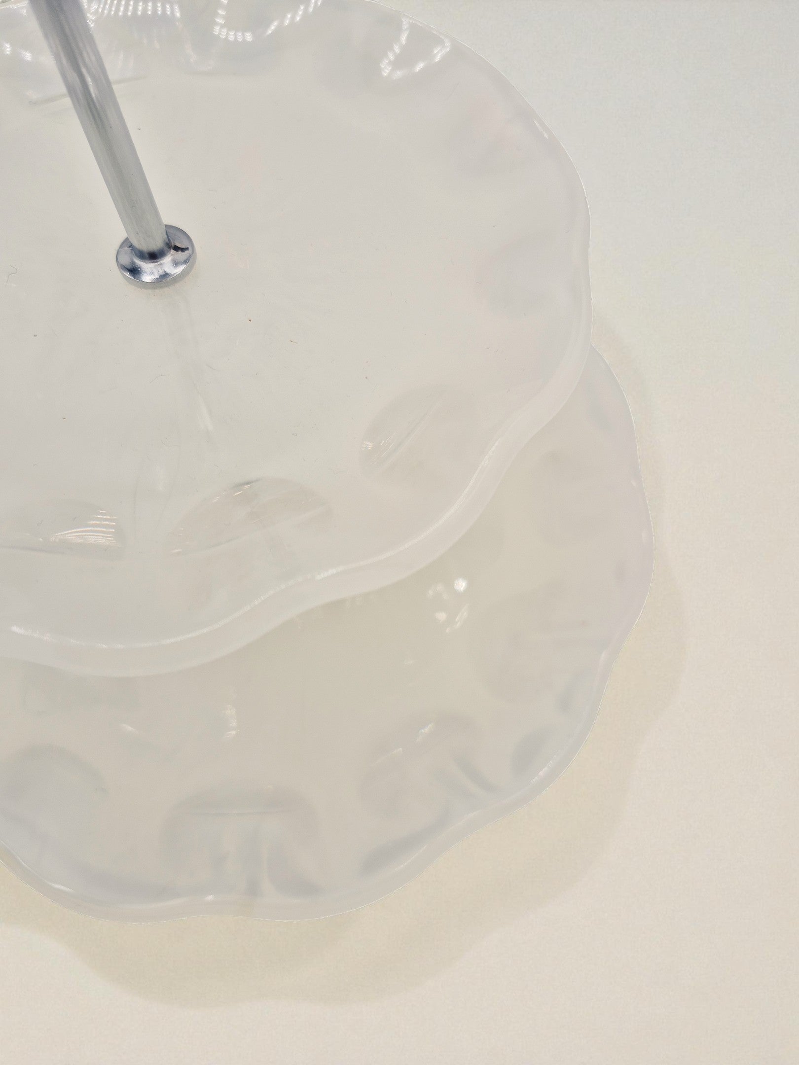 Nahaufnahme der oberen Platte der weißen Epoxidharz-Etagere mit glänzender Oberfläche – Kollektion Silent Sky