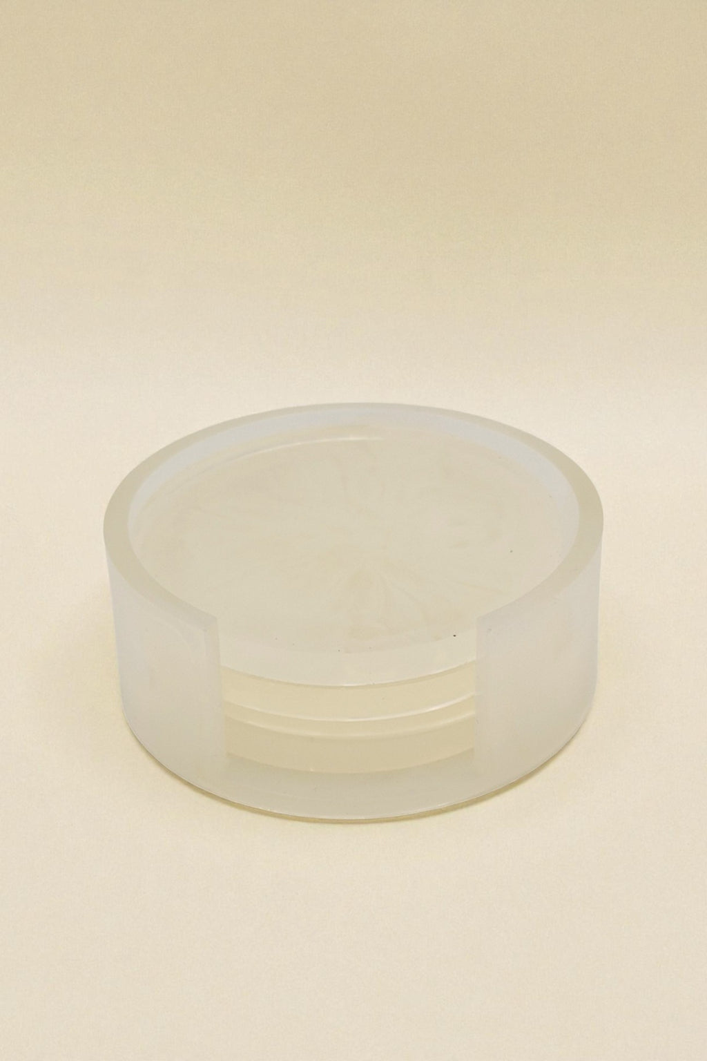 Gestapelte runde Untersetzer aus Epoxidharz in Weiß, zarte Marmoroptik – Kollektion Silent Sky