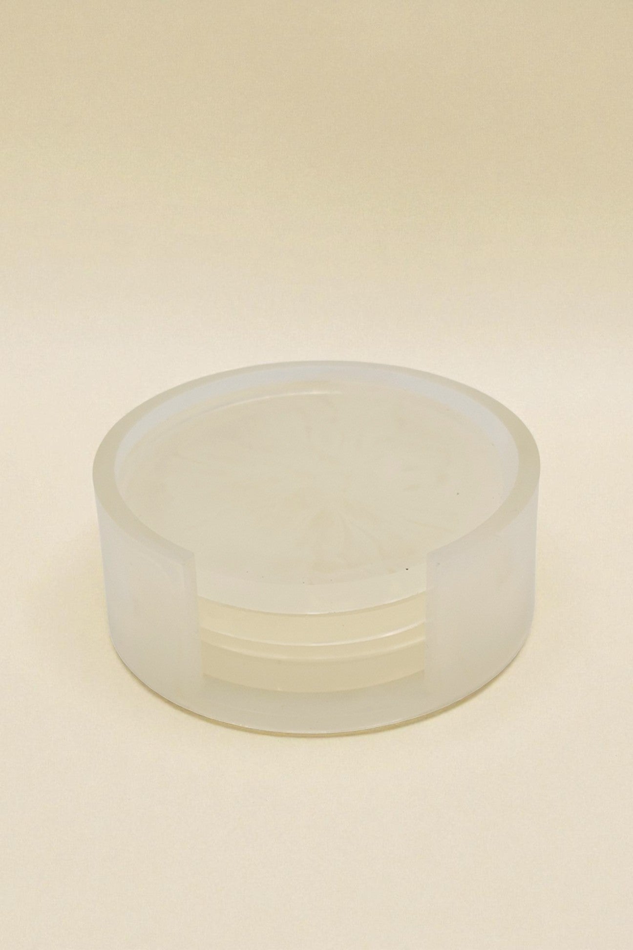 Gestapelte runde Untersetzer aus Epoxidharz in Weiß, zarte Marmoroptik – Kollektion Silent Sky