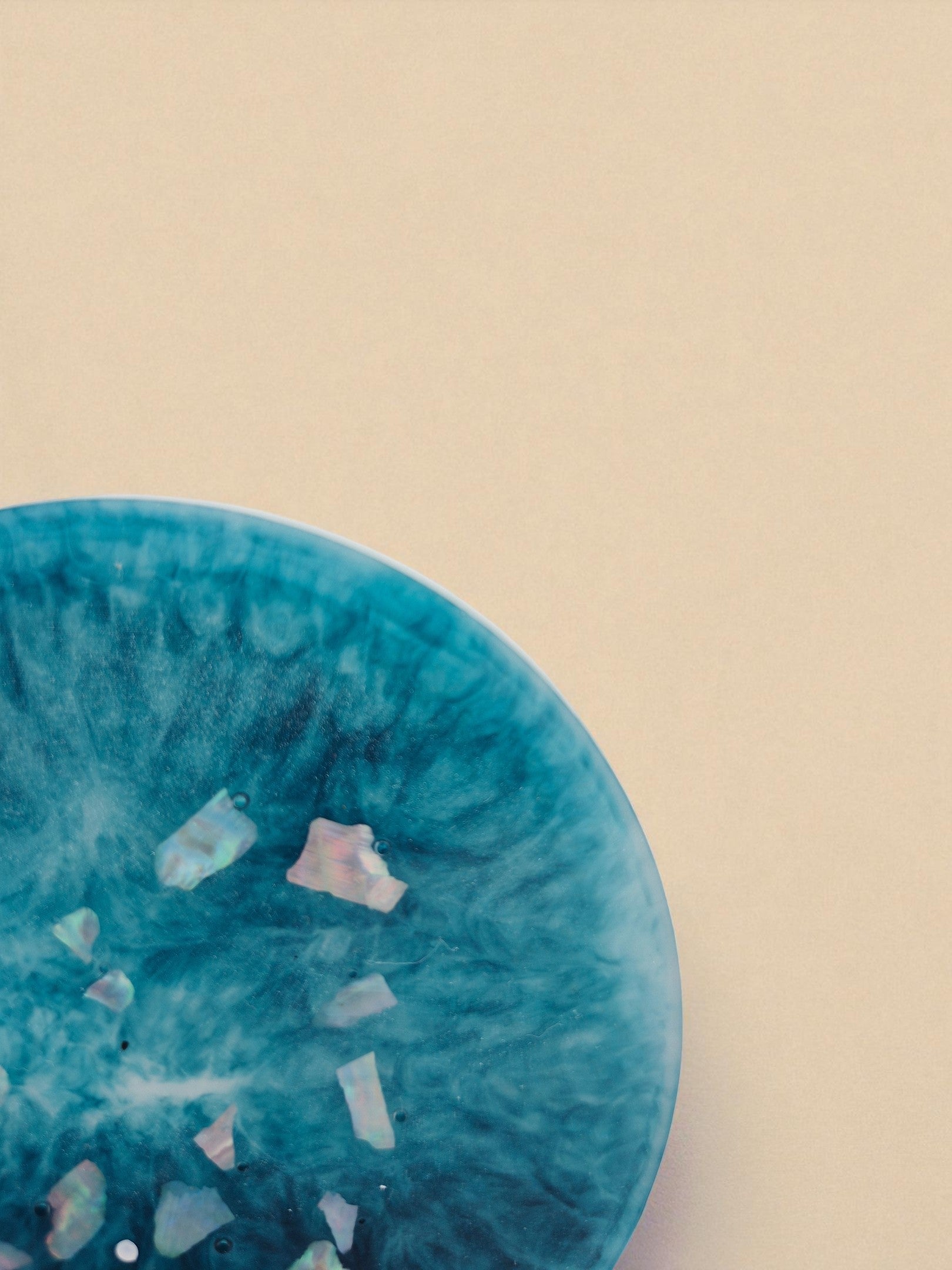 Einzelner Epoxidharz-Untersetzer in Meeresblau mit silbernen Akzenten, Kollektion Silver Tide – Maliora Designs