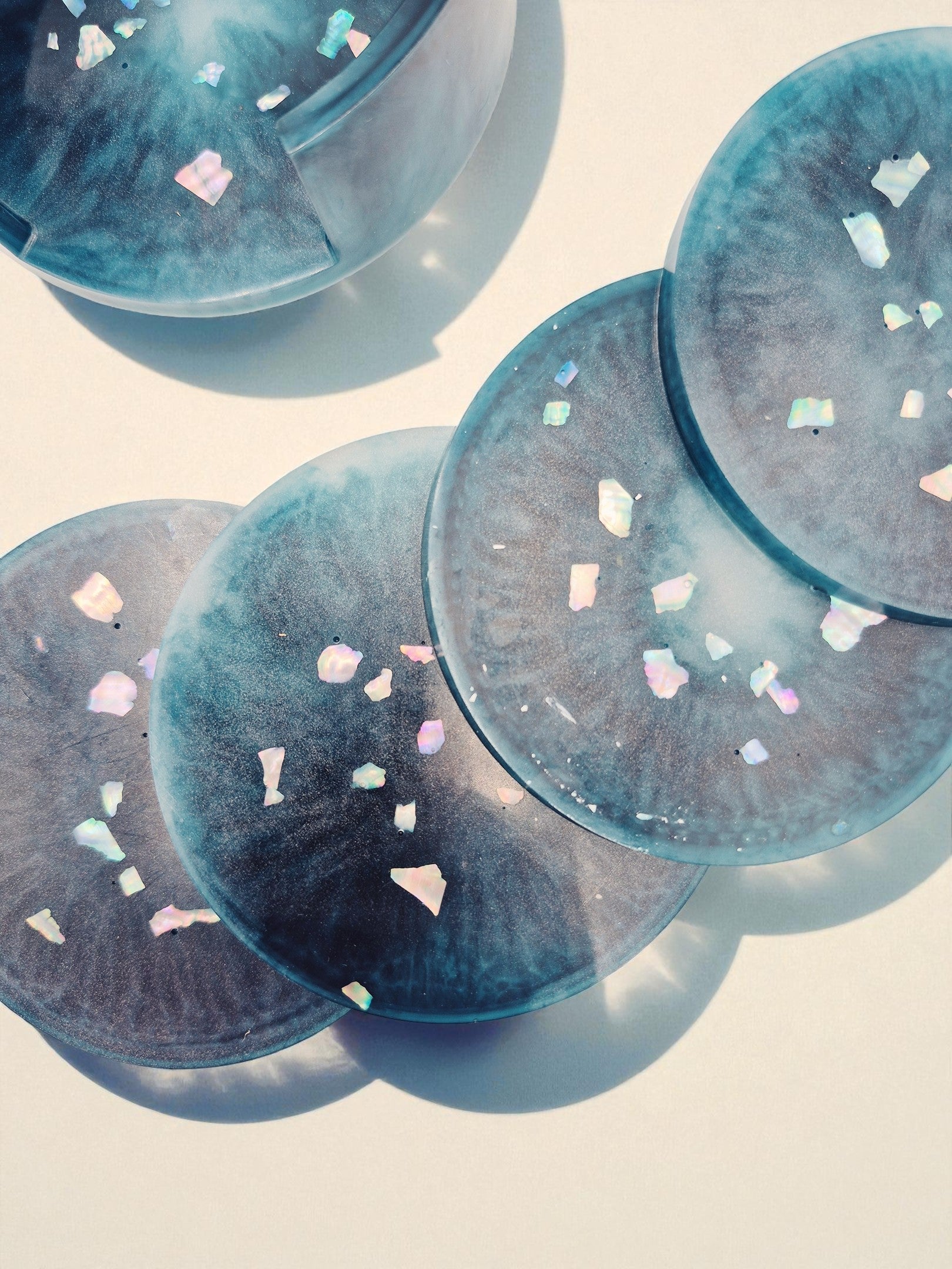Mehrere blaue Epoxidharz-Untersetzer mit silbrigen Partikeln und marmorierter Struktur – Kollektion Silver Tide