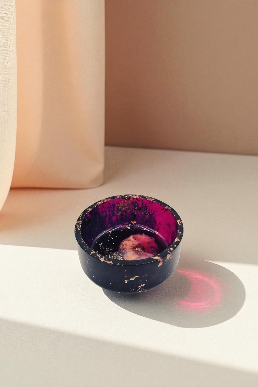 Dunkle Epoxidharz-Schale mit violettem und goldfarbenem Muster, auf heller Fläche mit einseitigem Vorhang – Maliora Designs