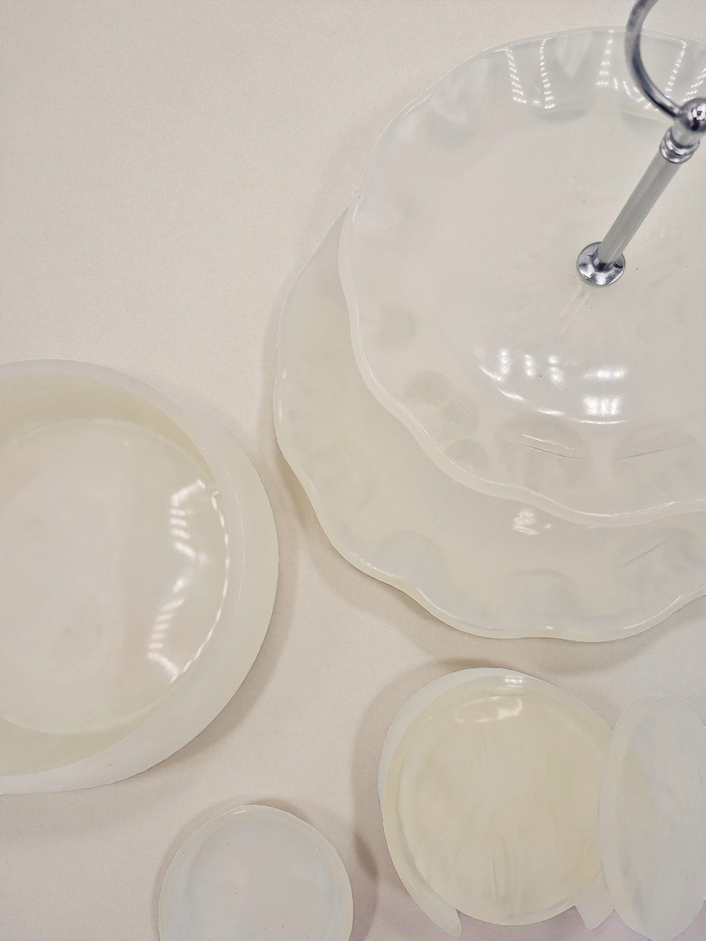 Etagere mit weißen Epoxidharz-Untersetzern, dezente Glanzeffekte – Kollektion Silent Sky – Maliora Designs