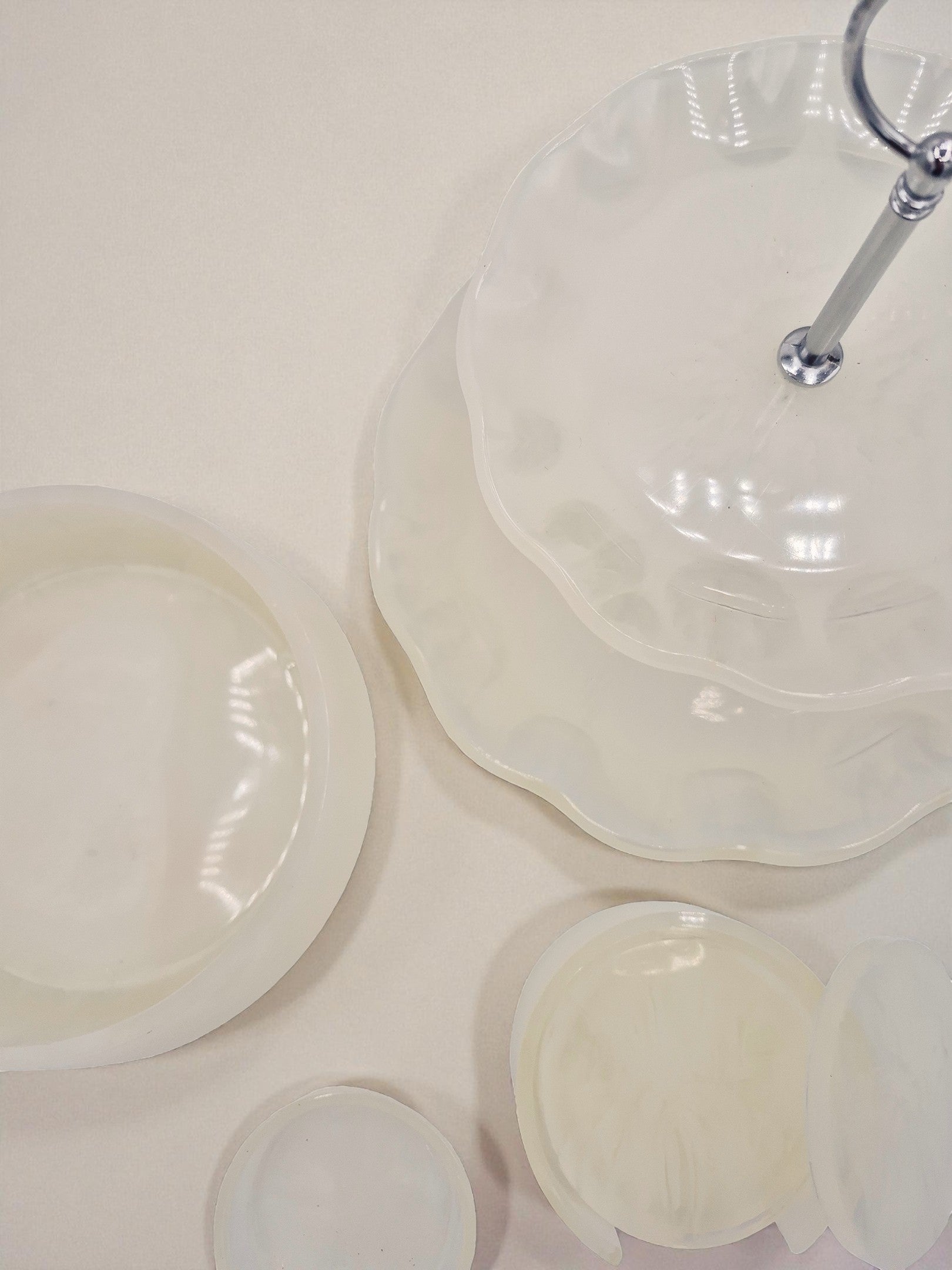 Etagere mit weißen Epoxidharz-Untersetzern, dezente Glanzeffekte – Kollektion Silent Sky – Maliora Designs