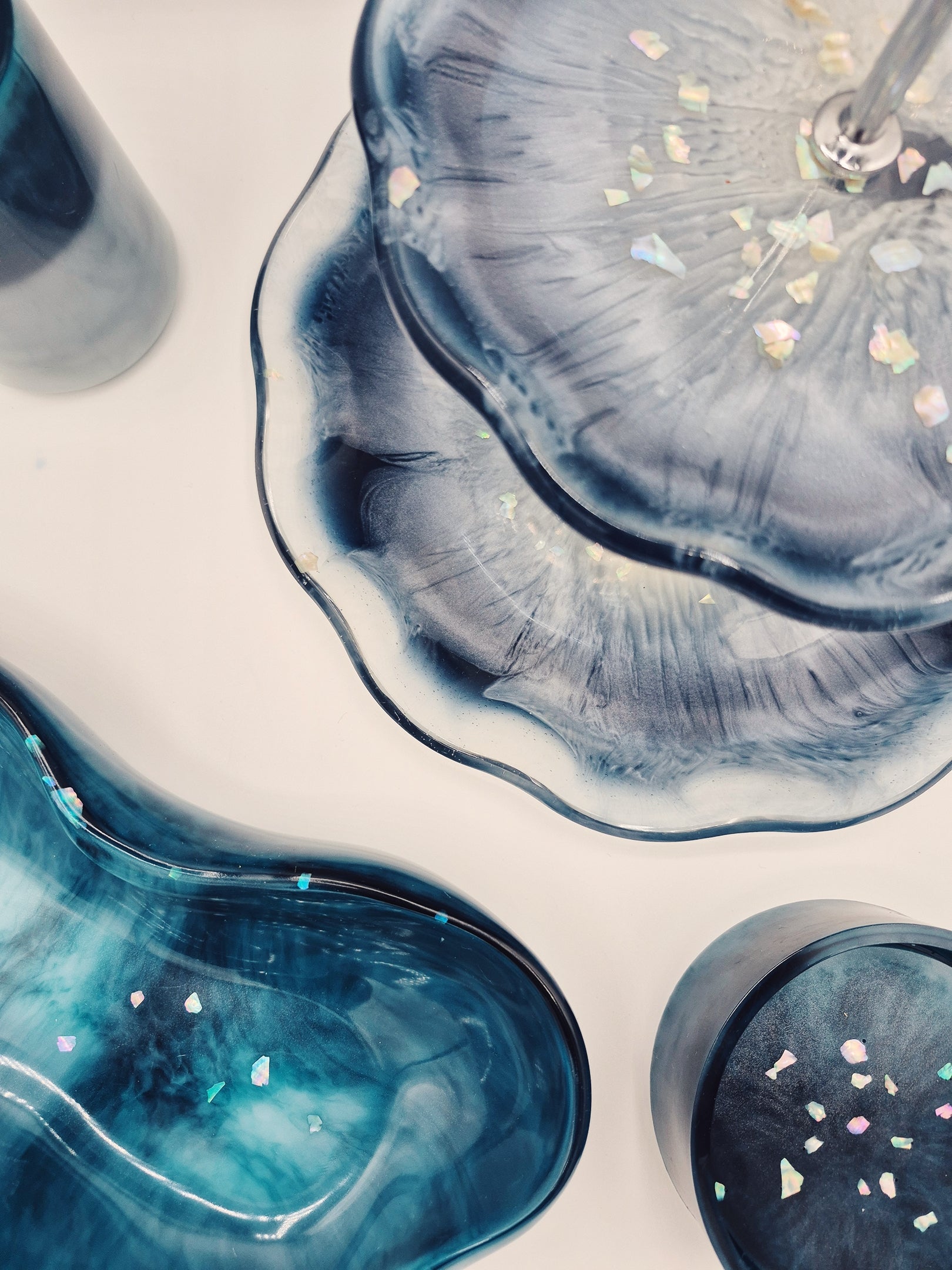 Kombination aus blauen Epoxidharz-Untersetzern und organischen Schalen – Kollektion Silver Tide – Maliora Designs