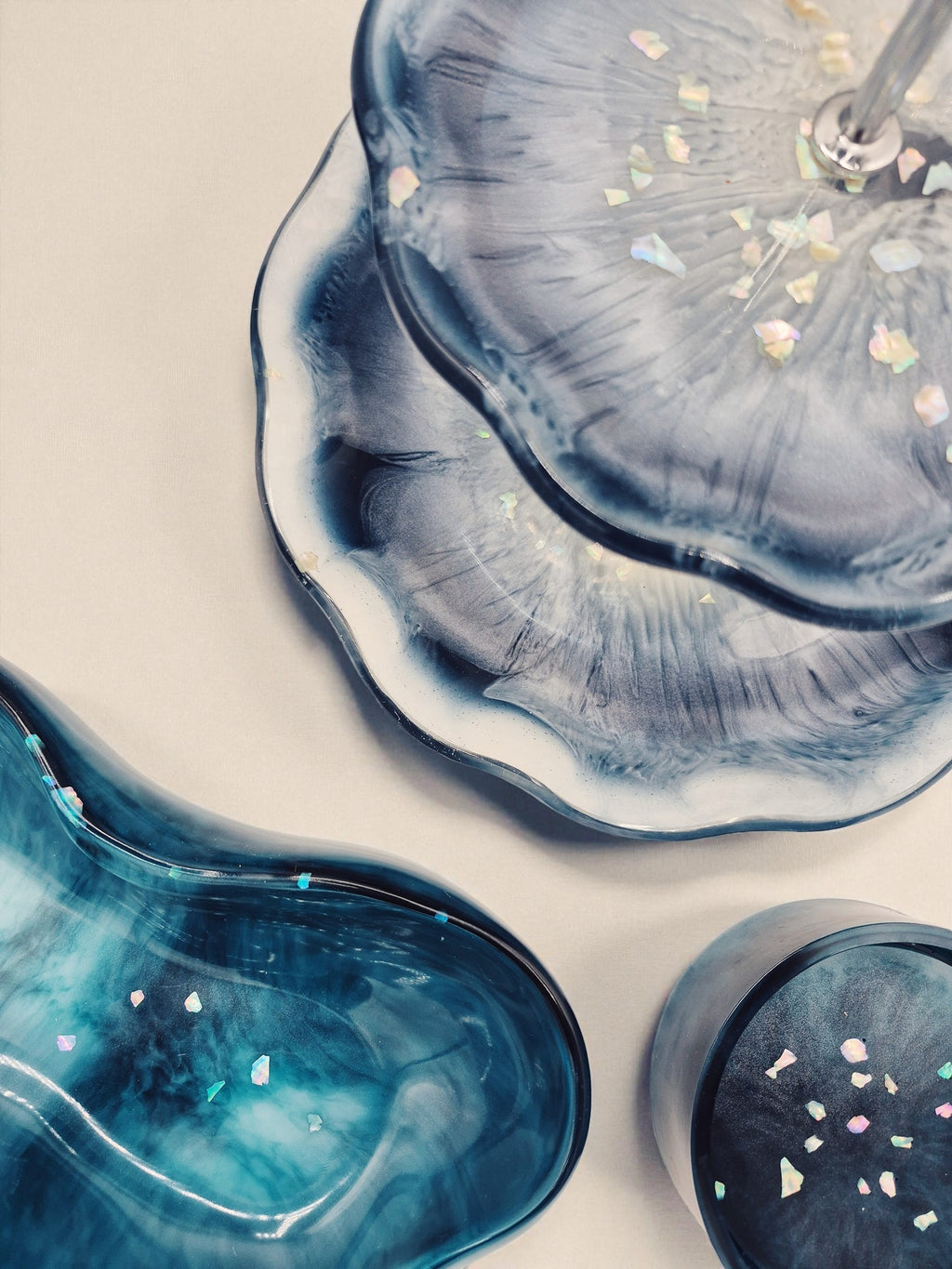 Set aus zwei blauen Epoxidharz-Schalen und einer Etagere mit marmoriertem Farbverlauf, inspiriert vom Meer – Maliora Designs