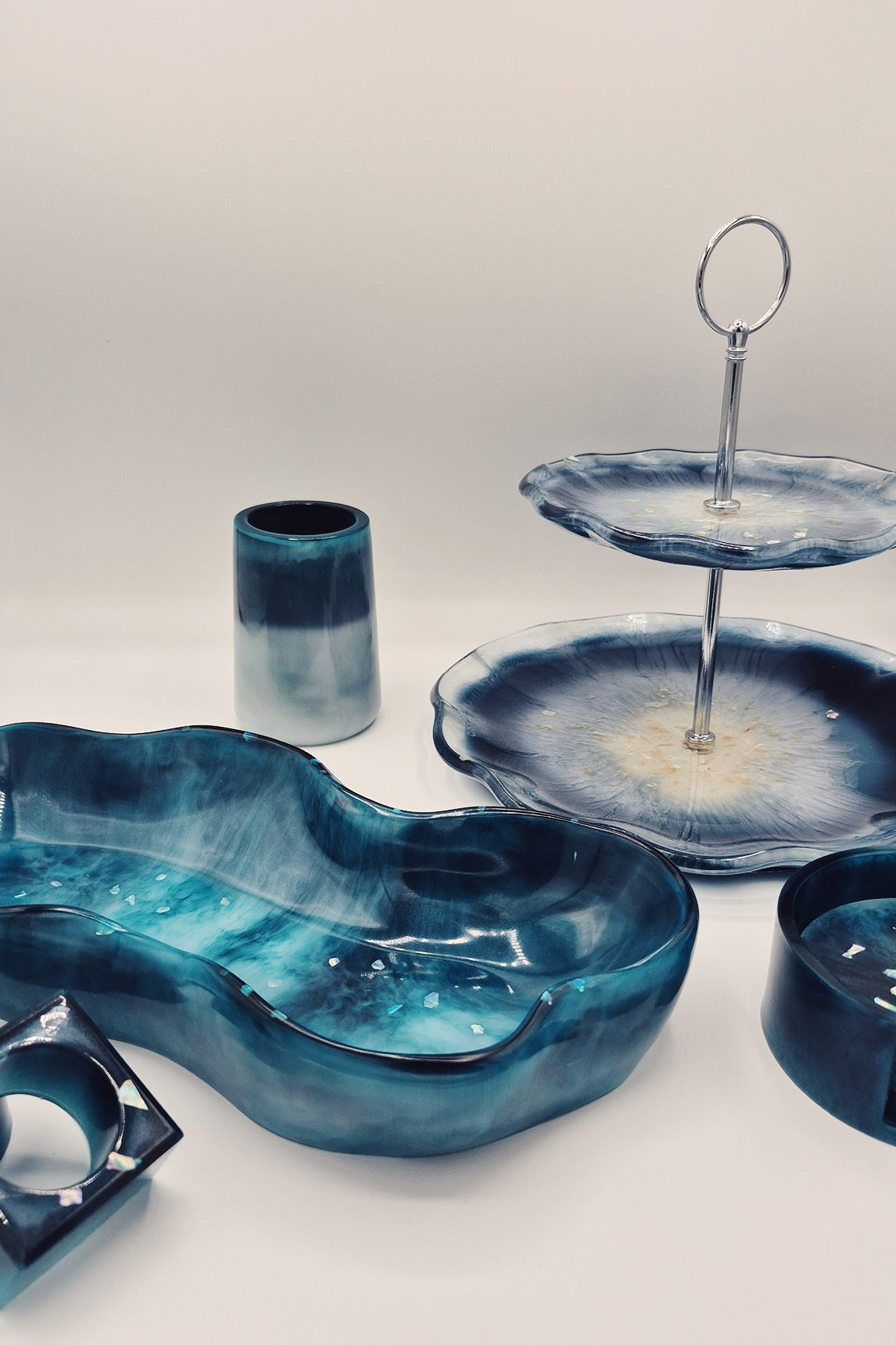 Zweistufige Etagere mit blauen Epoxidharz-Untersetzern und Schalen, Kollektion Silver Tide – Maliora Designs
