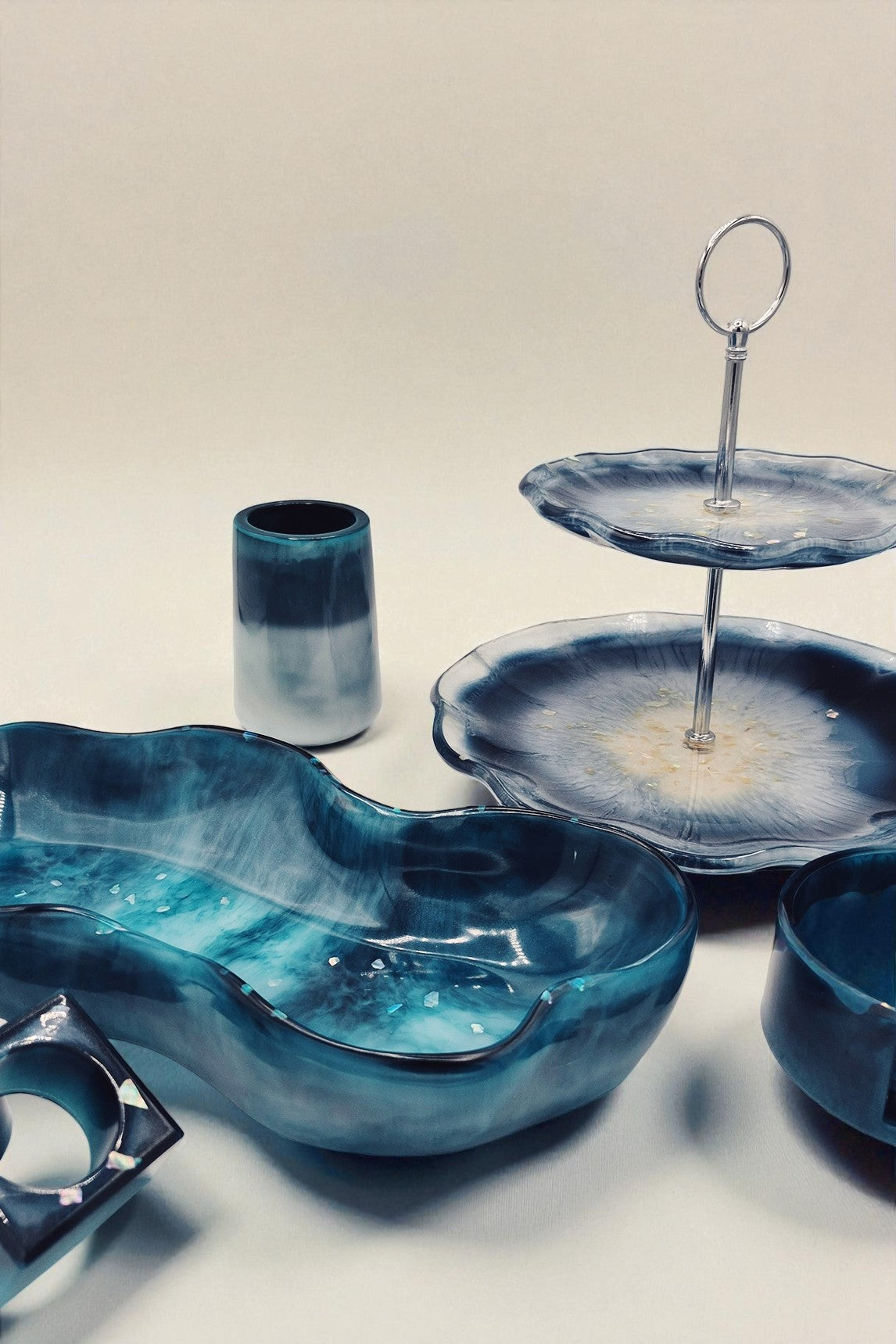 Kombination aus Epoxidharz-Etagere und Schalen in Blautönen mit silbrigen Akzenten – Kollektion Silver Tide
