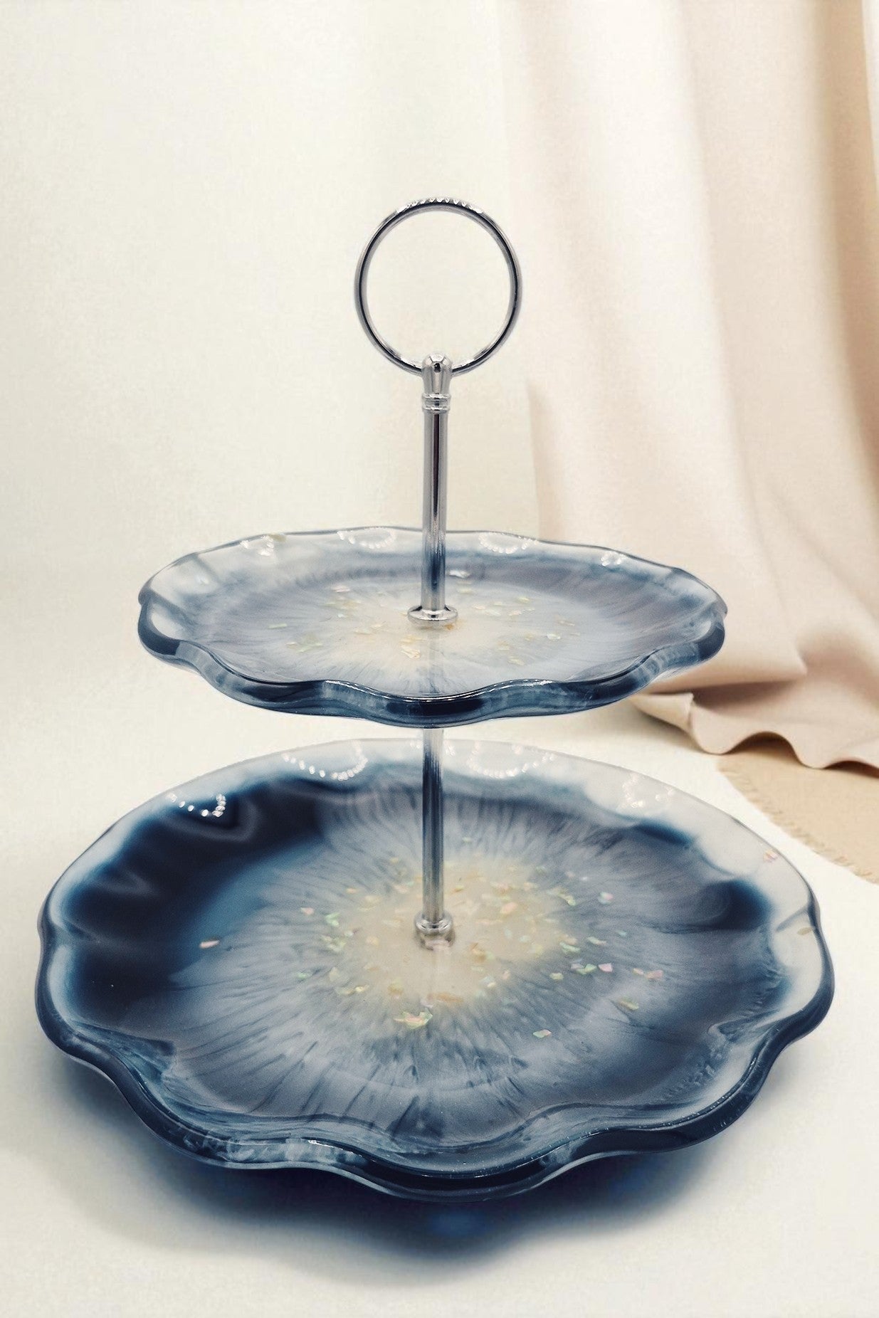 Zweistufige Etagere aus Epoxidharz in Blau-Silber mit marmorierter Oberfläche, Kollektion Silver Tide – Maliora Designs