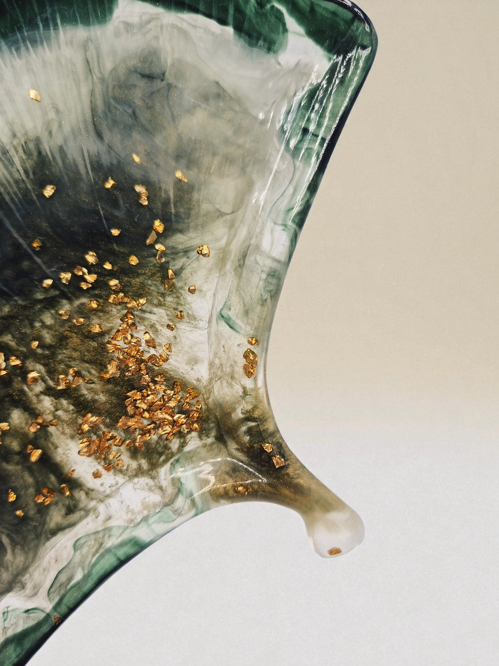 Handgegossenes Ginkgoblatt aus Epoxidharz in Smaragdgrün mit goldenen Einschlüssen – Kollektion Emerald Mist