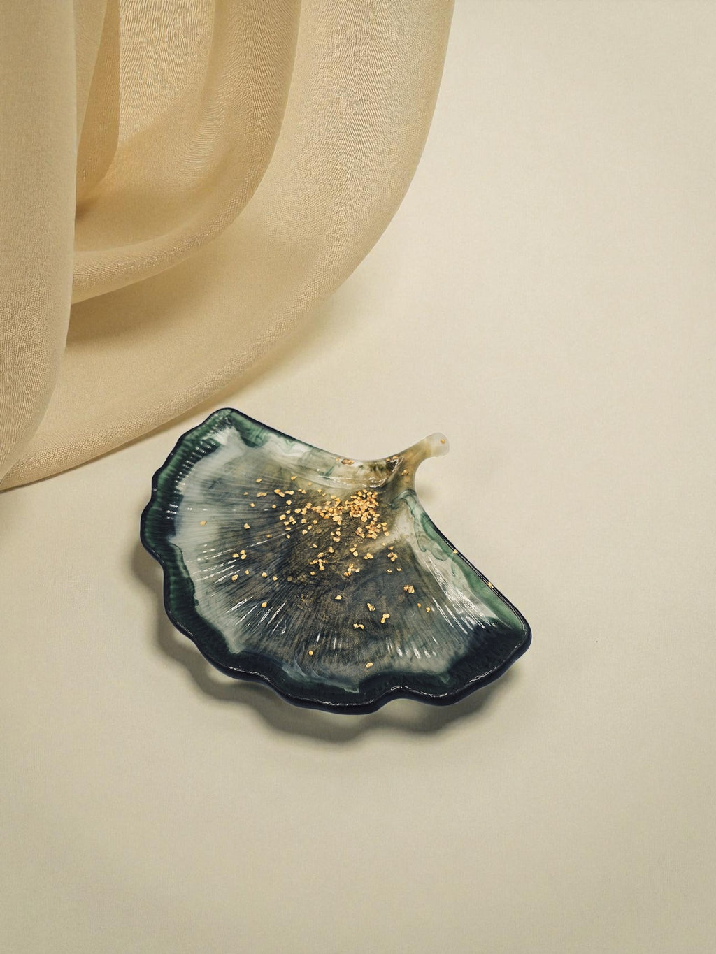 Ginkgoblatt-Schale aus Epoxidharz in Smaragdgrün mit goldenen Akzenten, Kollektion Emerald Mist – Maliora Designs