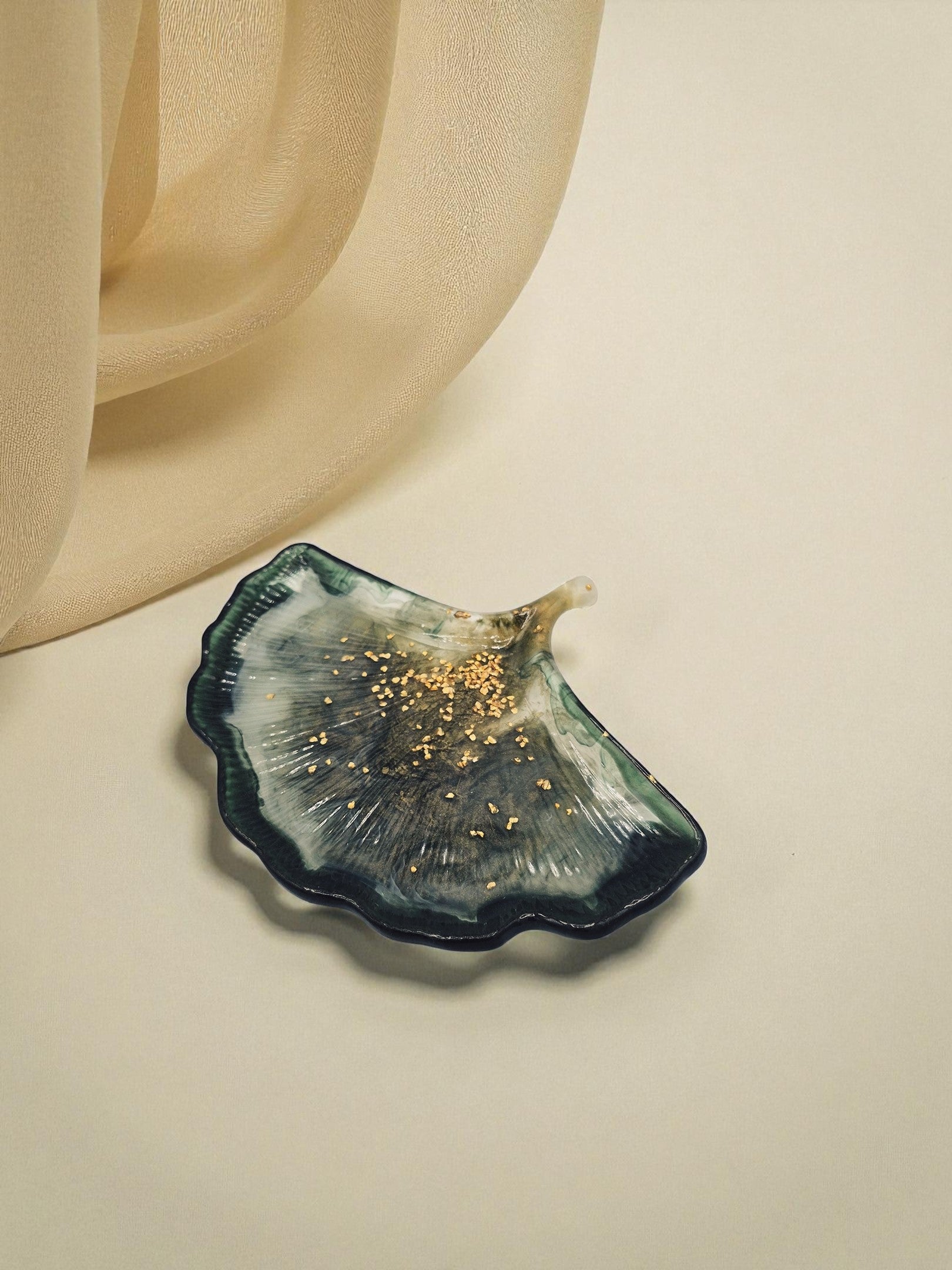 Ginkgoblatt-Schale aus Epoxidharz in Smaragdgrün mit goldenen Akzenten, Kollektion Emerald Mist – Maliora Designs