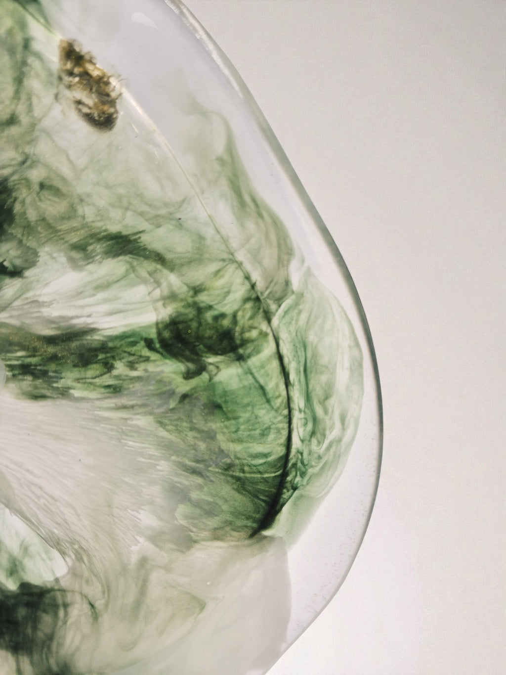 Detailansicht des grünen Epoxidharz-Tellers mit marmorierter Struktur und Goldpartikeln – Kollektion Emerald Mist