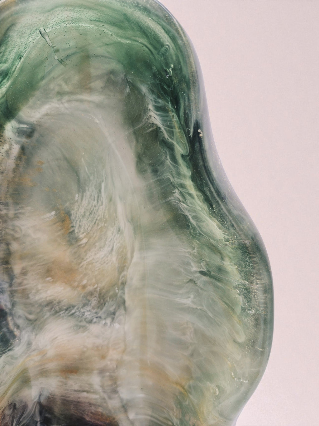 Schale aus Epoxidharz in Smaragdgrün mit fließenden Farbverläufen und Goldpartikeln – Kollektion Emerald Mist – Maliora Designs