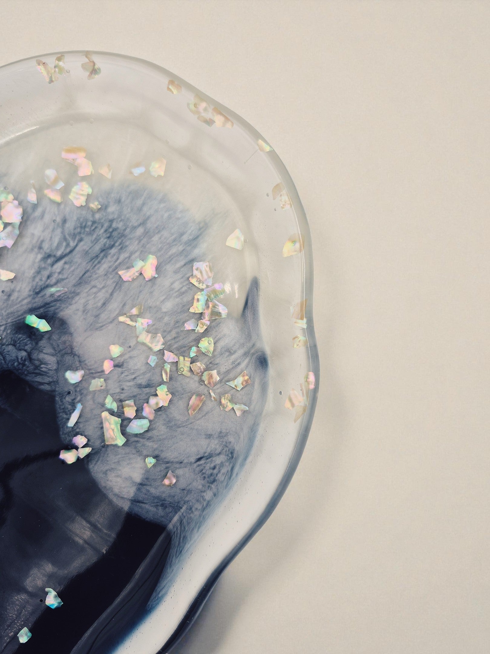 Epoxidharz-Teller mit wellenförmigem Rand und Silberakzenten, inspiriert vom Meer – Kollektion Silver Tide