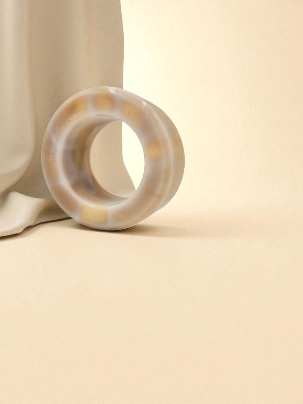 Runde Serviettenringe aus Epoxidharz in Gelb-Weiß mit goldenen Akzenten – Kollektion Golden Dawn – Maliora Designs