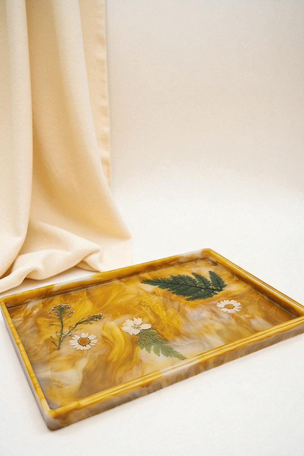 Rechteckiges Epoxidharz-Tablett in Goldgelb mit echten Blüten und Blattgold, Kollektion Golden Dawn – Maliora Designs
