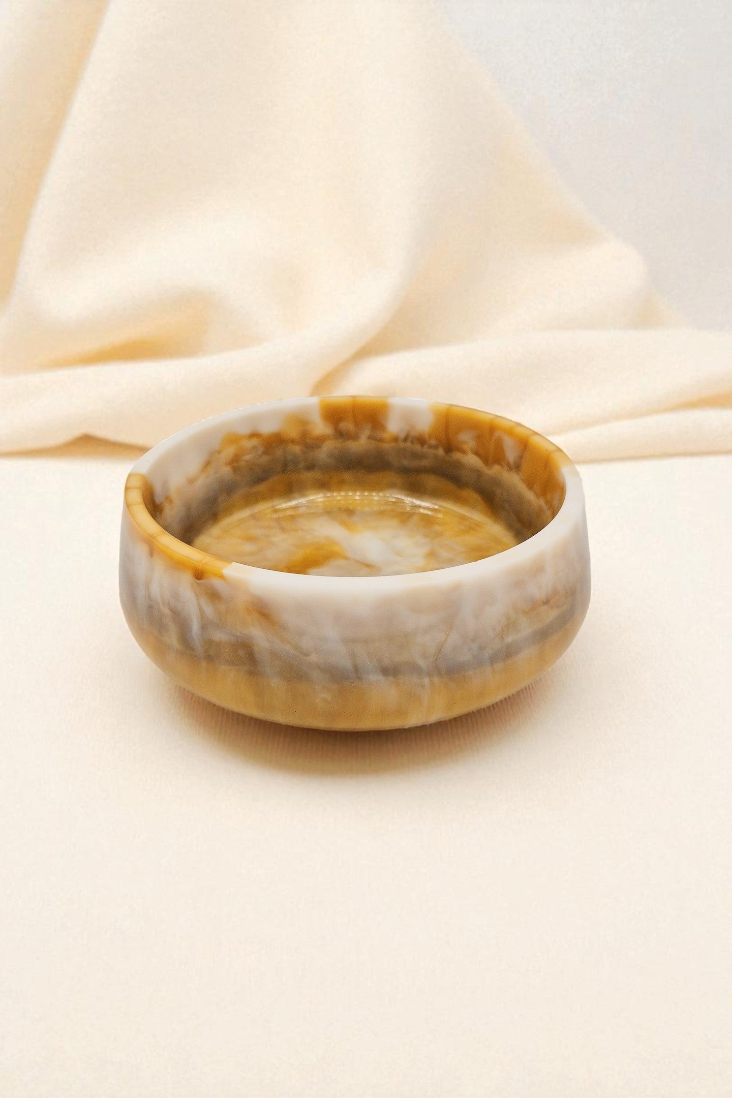 Runde Epoxidharz-Schale in Goldgelb mit sanfter Marmorierung, Kollektion Golden Dawn – Maliora Designs