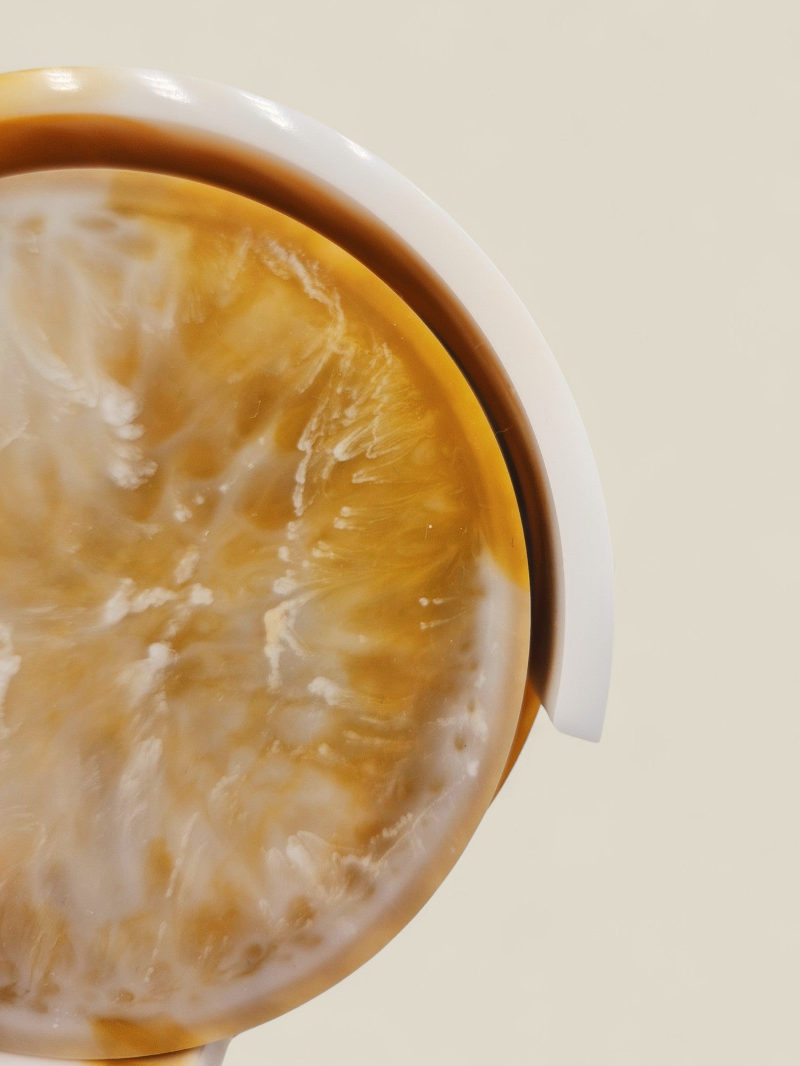 Runde Untersetzer aus Epoxidharz in Gelbtönen mit Dose, Kollektion Golden Dawn – Maliora Designs