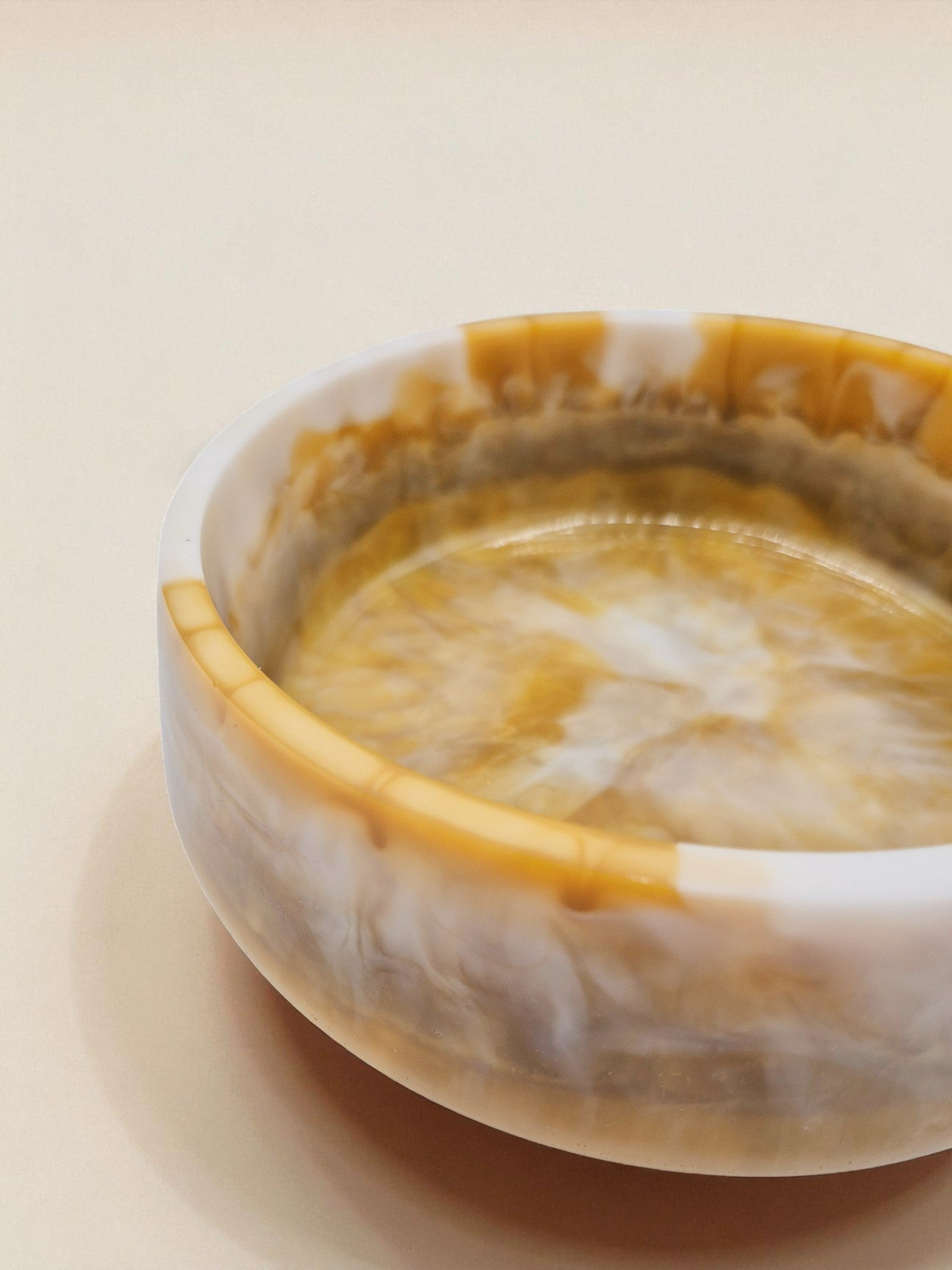 Handgegossene Epoxidharz-Schale in Gelb-Weiß mit goldenen Akzenten, Kollektion Golden Dawn – Maliora Designs