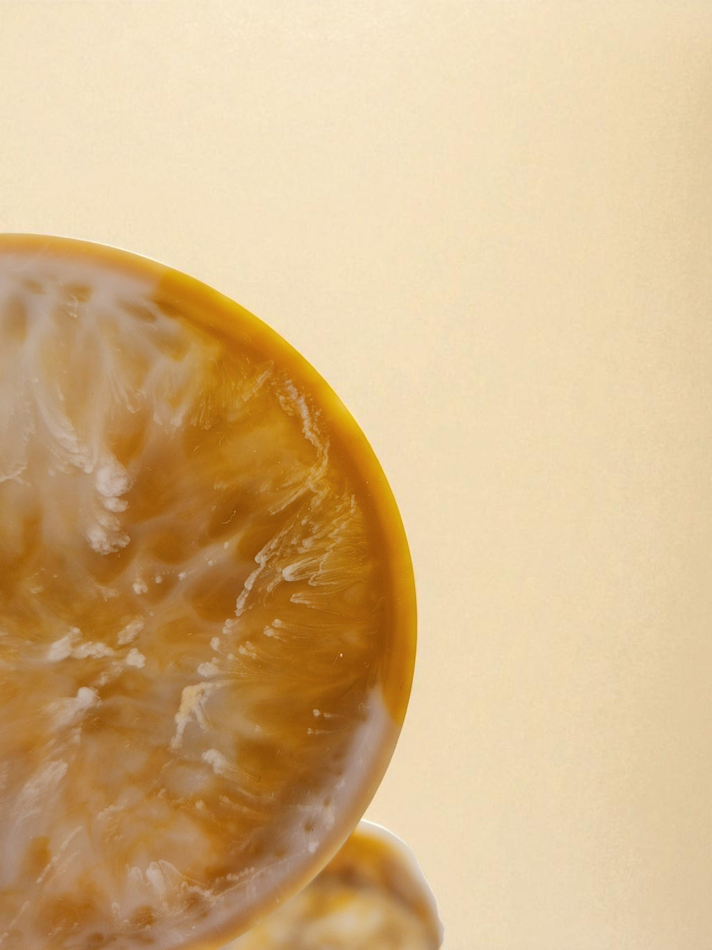 Handgegossene Epoxidharz-Untersetzer in Goldoptik mit passender Dose – Kollektion Golden Dawn