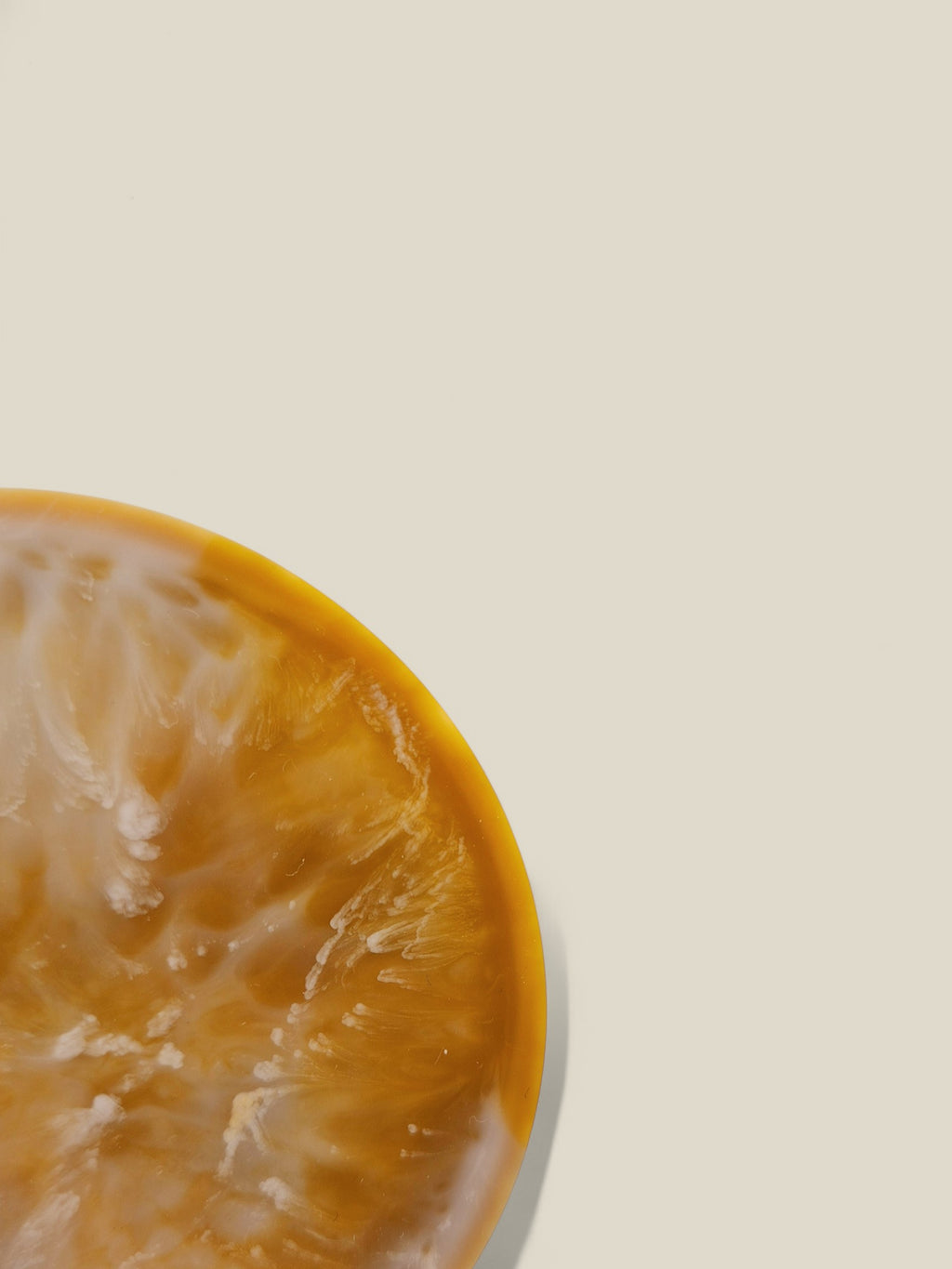 Goldgelbe Epoxidharz-Untersetzer mit marmorierter Struktur, Kollektion Golden Dawn – Maliora Designs