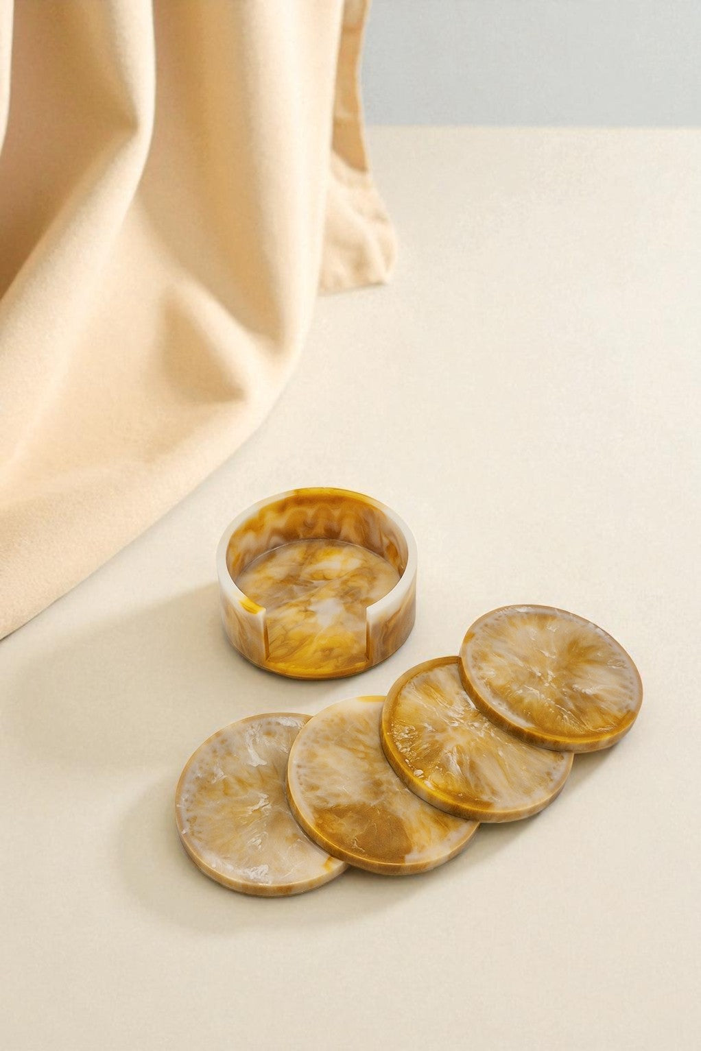 Set aus runden Epoxidharz-Untersetzern in Goldgelb mit Dose, Kollektion Golden Dawn – Maliora Designs