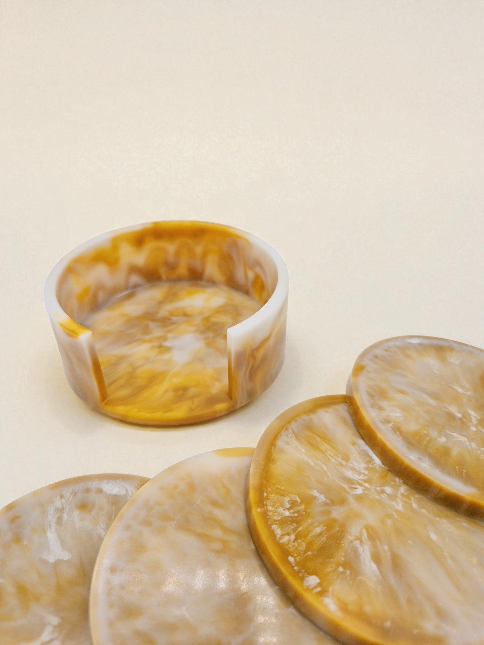 Gelb weisse Epoxidharz-Untersetzer Kollektion Golden Dawn – Maliora Designs