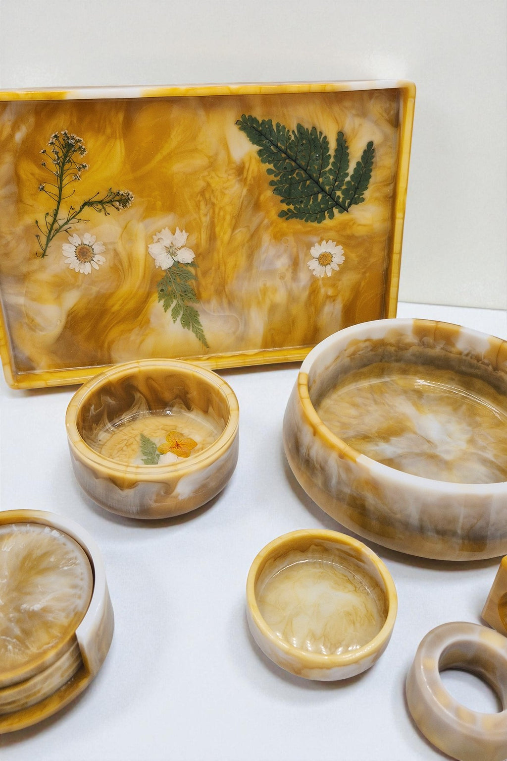 Kombination aus goldgelben Epoxidharz-Schalen und Tabletts mit Blattgold – Kollektion Golden Dawn – Maliora Designs