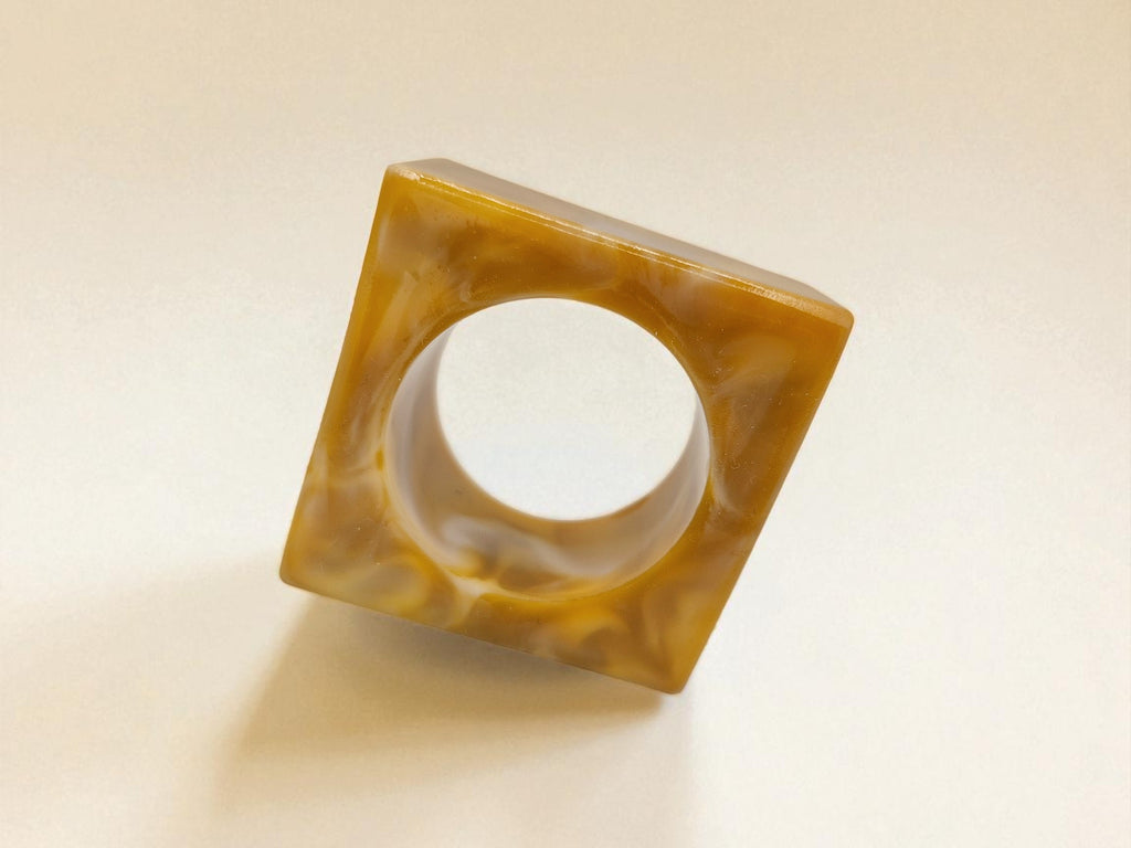 Handgegossener Epoxidharz-Serviettenring in goldgelber Marmoroptik, Kollektion Golden Dawn – Maliora Designs