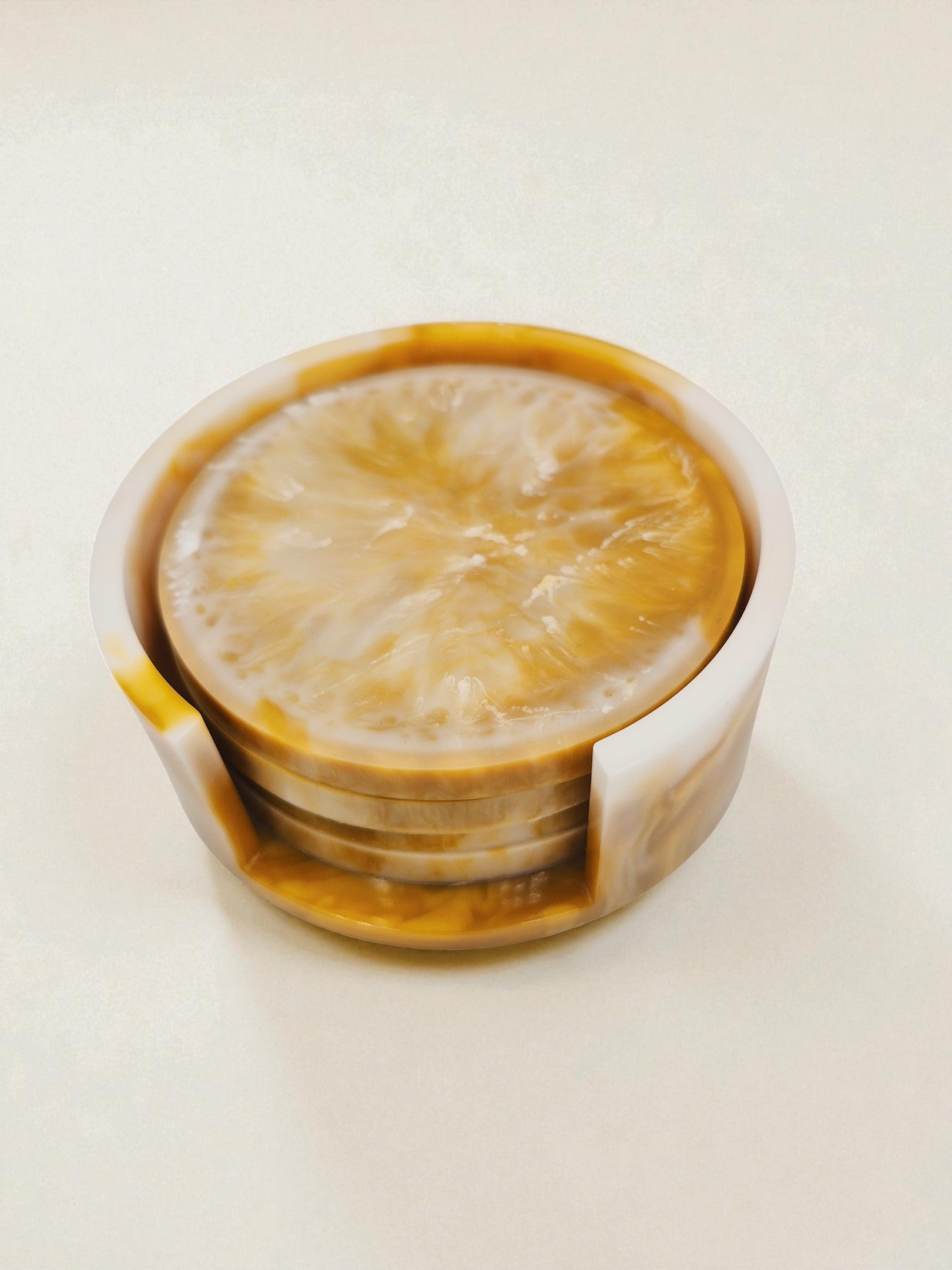 Detailansicht des goldgelben Epoxidharz-Untersetzers mit Blattgold und Glanzeffekt – Kollektion Golden Dawn