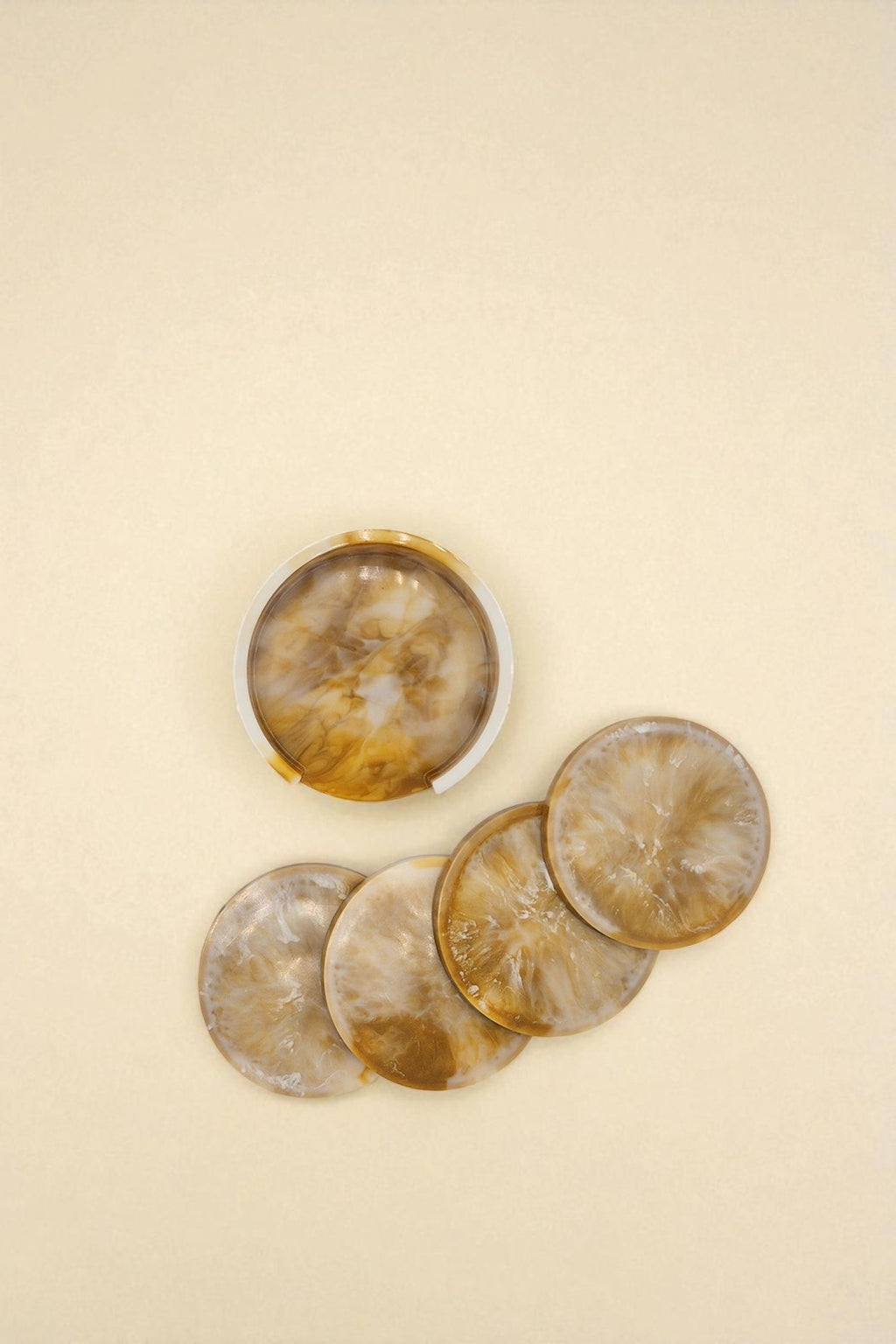 Gestapelte goldgelbe Epoxidharz-Untersetzer mit sanfter Marmorierung – Kollektion Golden Dawn