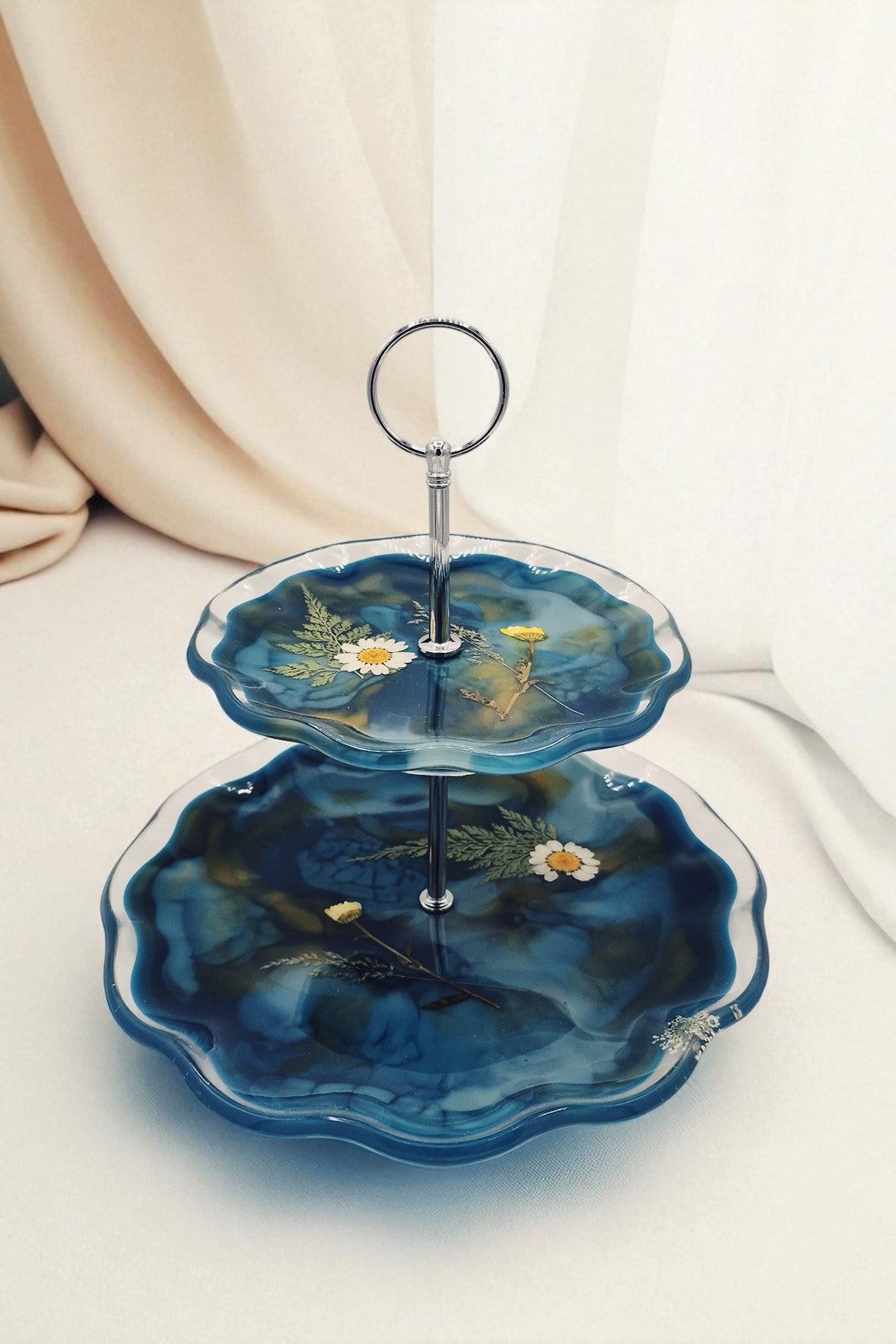 Zweistufige Etagere aus Epoxidharz in Blau-Gold mit echten Blüten, Kollektion Golden Hour – Maliora Designs