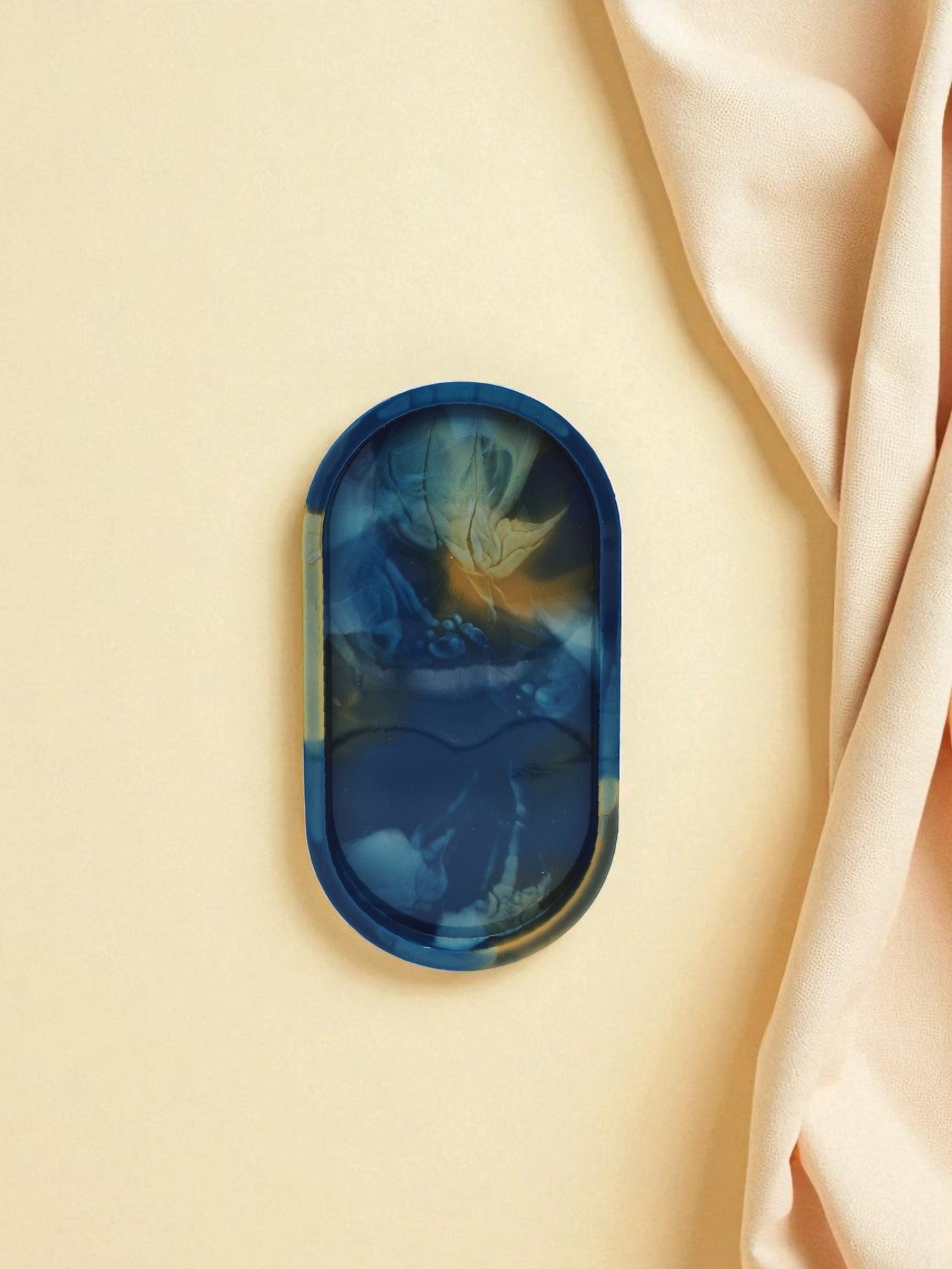 Ovales Epoxidharz-Tablett in Blau-Gold mit marmorierter Struktur, Kollektion Golden Hour – Maliora Designs