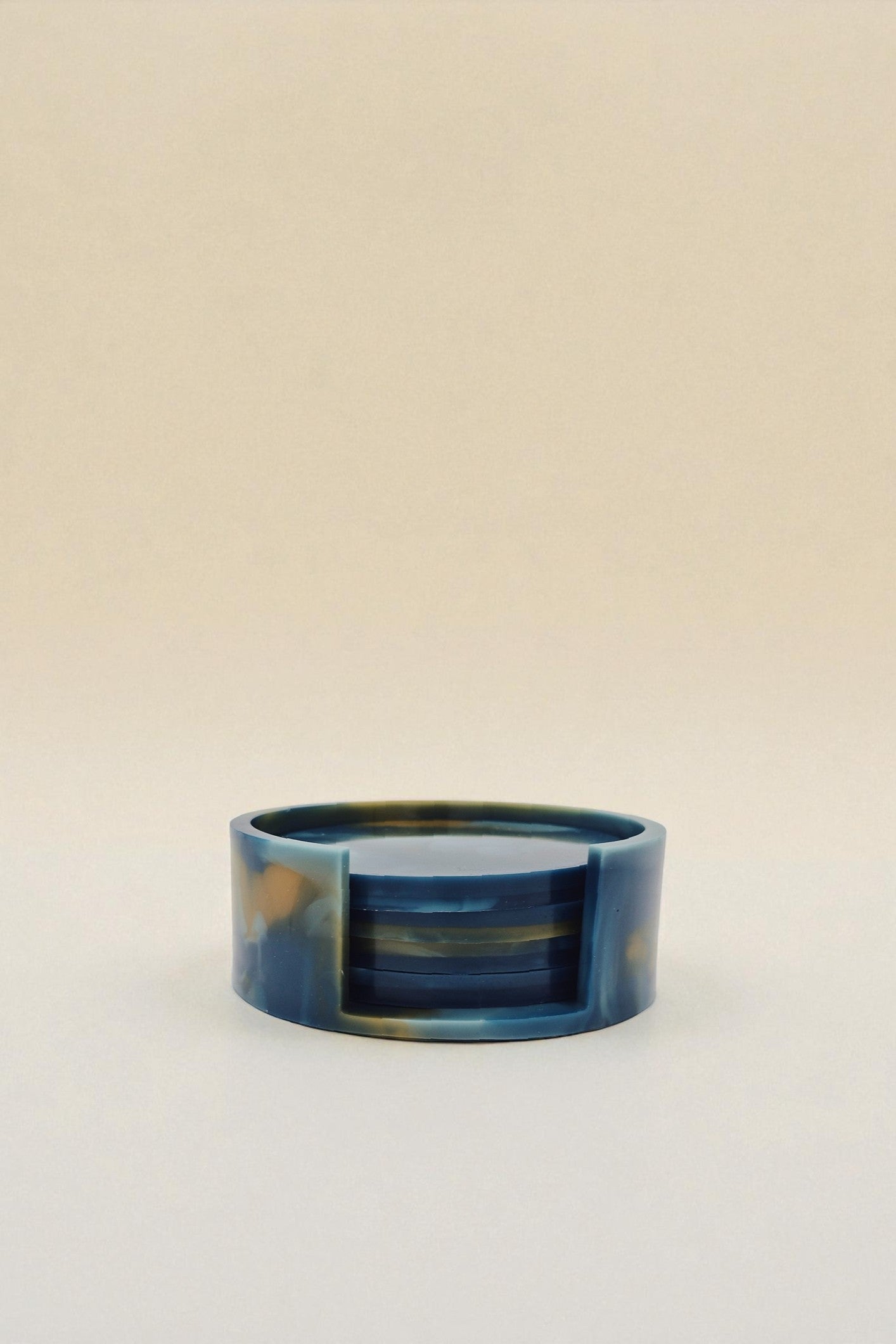 Runde Dose aus Epoxidharz mit gold-blauer Marmorierung, Kollektion Golden Hour – Maliora Designs