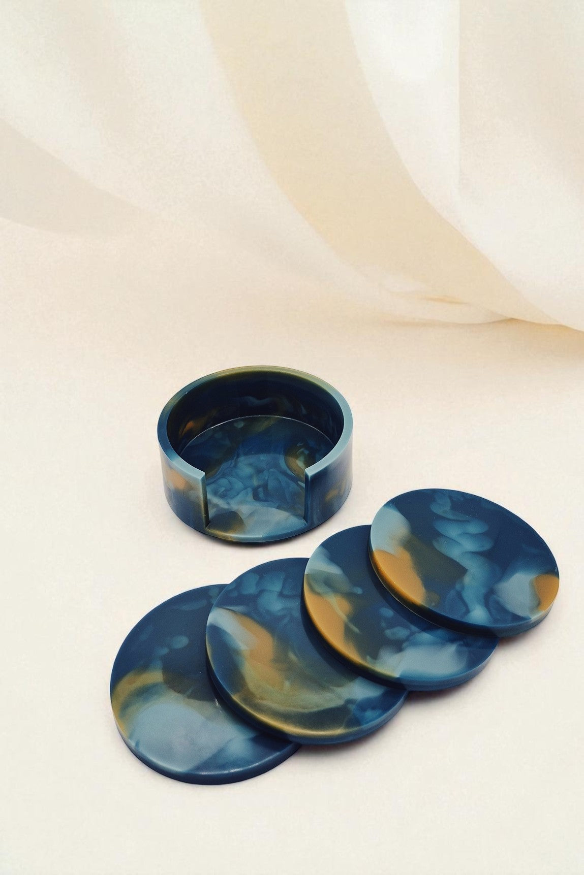 Set aus runden Epoxidharz-Untersetzern in Blau-Gold mit Dose, Kollektion Golden Hour – Maliora Designs