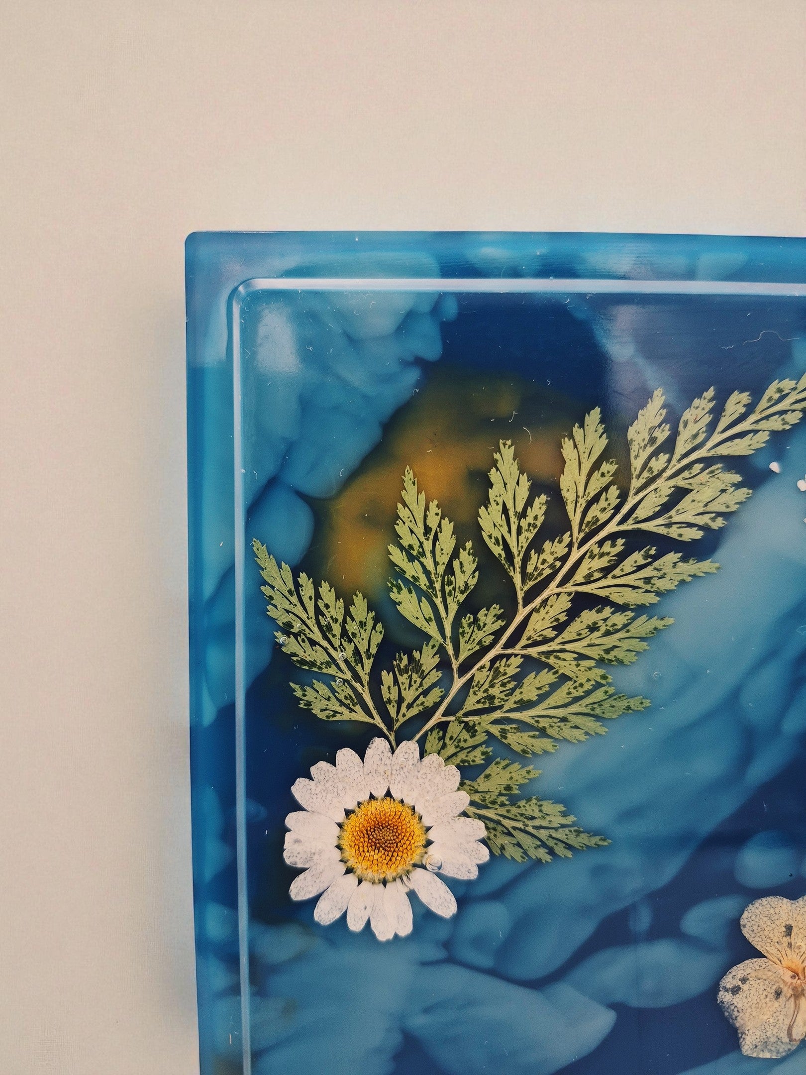 Gold-blaues Epoxidharz-Tablett mit Farnblättern und weißen Blüten – Kollektion Golden Hour – Maliora Designs