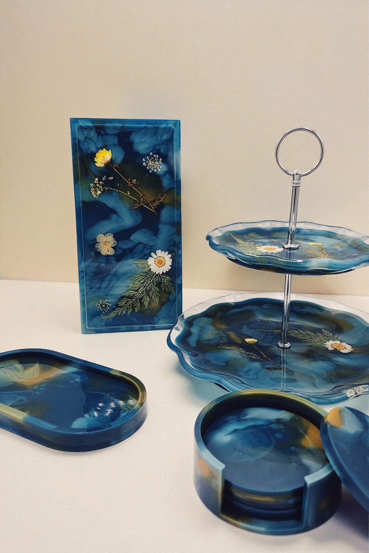 Kollektion Golden Hour: handgegossene Epoxidharz-Schalen, Tabletts und Etageren in Blau-Gold – Maliora Designs