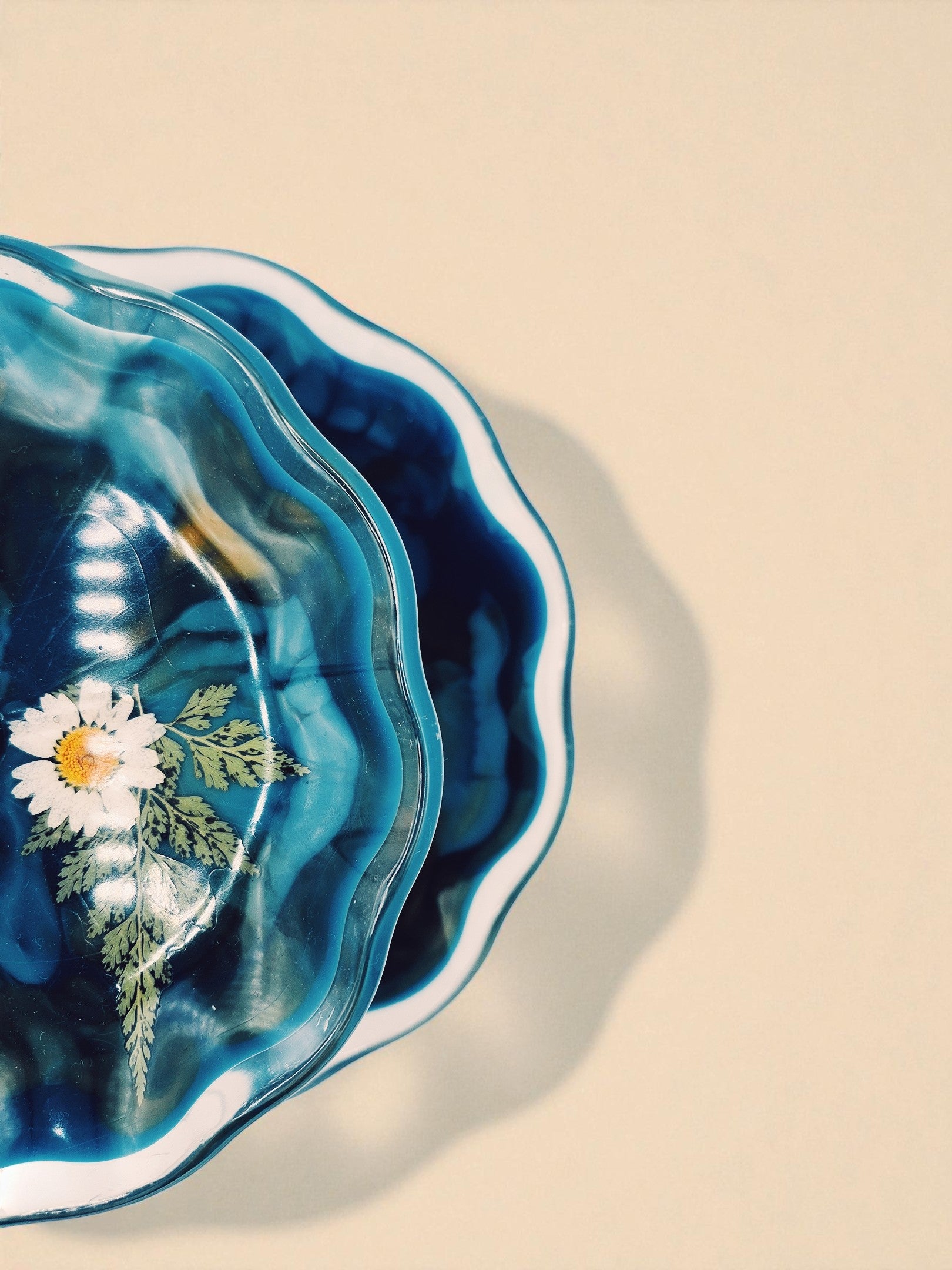 Zweistufige Epoxidharz-Etagere mit goldenen Akzenten und Blütendetails – Kollektion Golden Hour