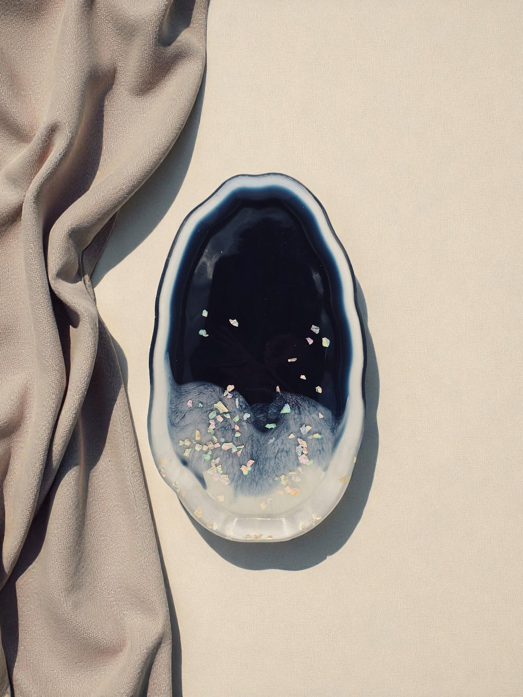 Organischer Epoxidharz-Teller in Blau-Silber mit marmorierter Struktur, Kollektion Silver Tide – Maliora Designs