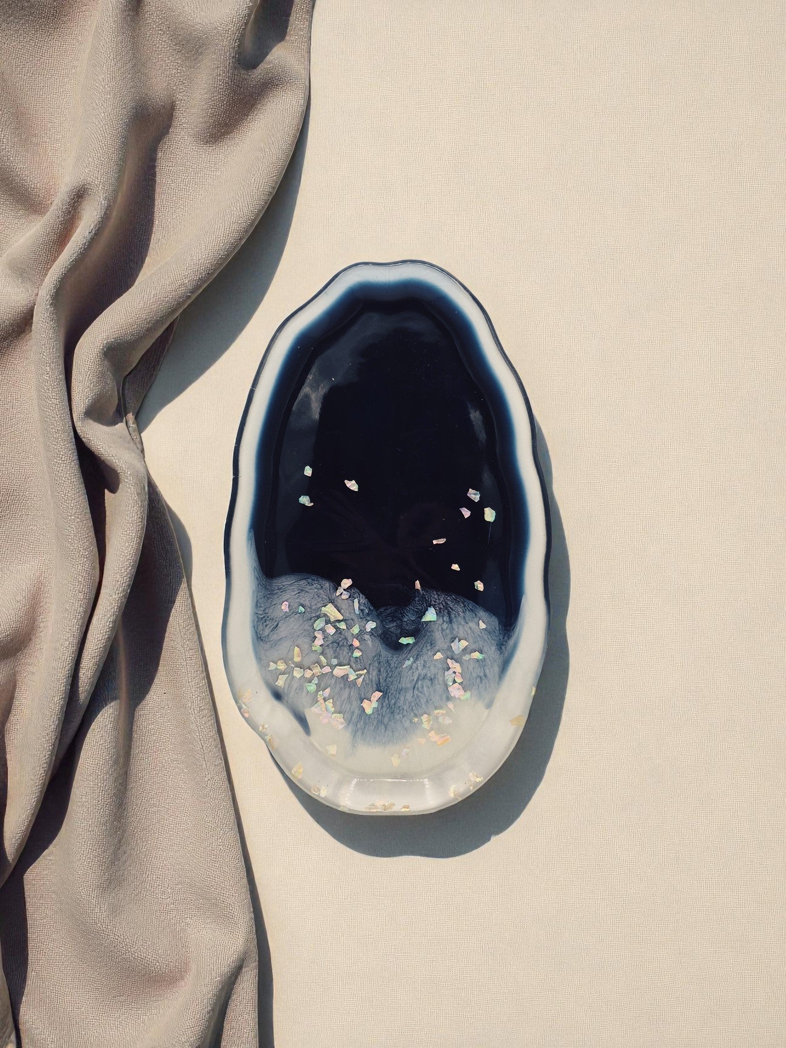 Organischer Epoxidharz-Teller in Blau-Silber mit marmorierter Struktur, Kollektion Silver Tide – Maliora Designs