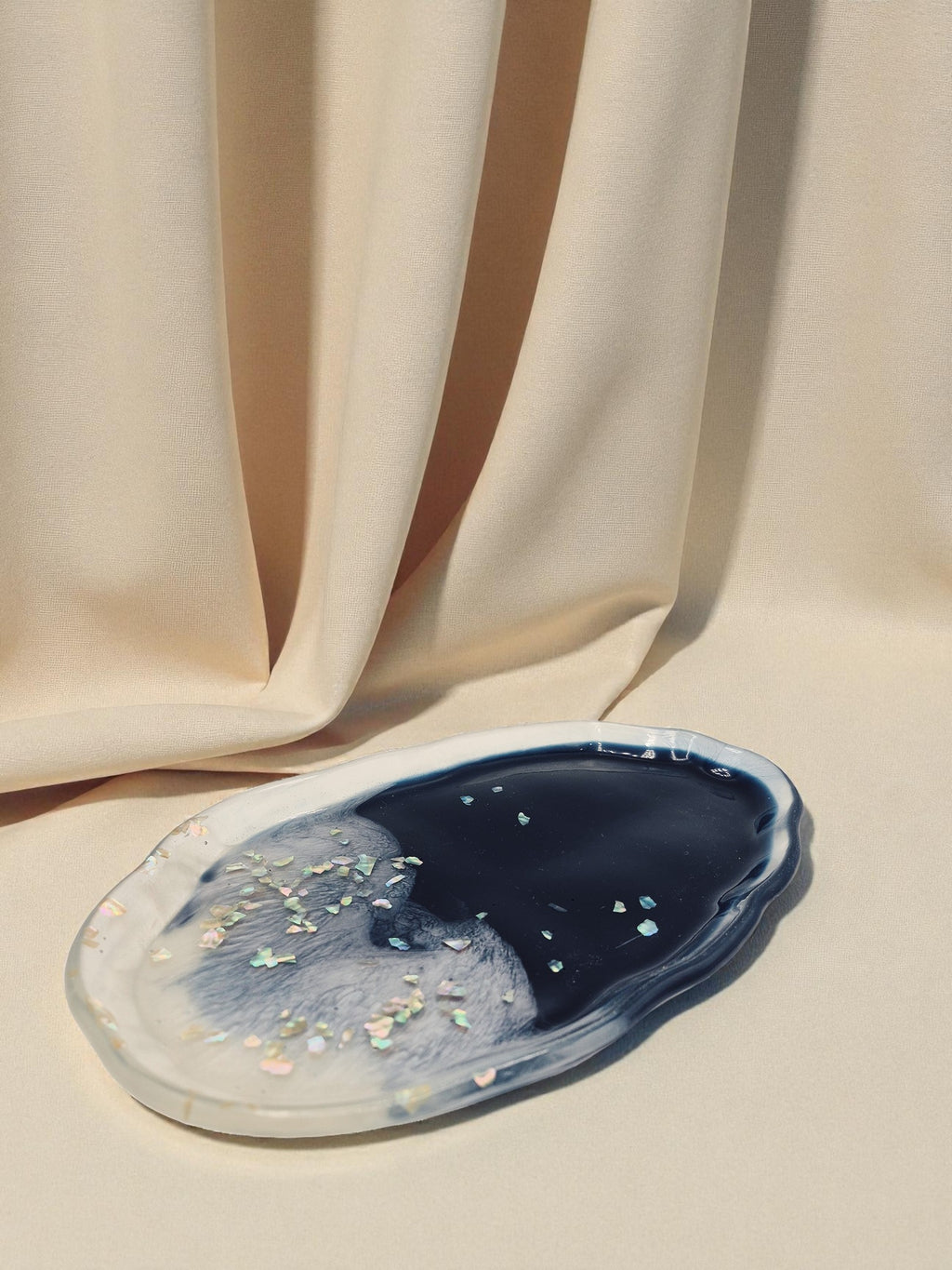 Handgegossener Epoxidharz-Teller in Meeresblau mit silbrigen Partikeln, Kollektion Silver Tide – Maliora Designs