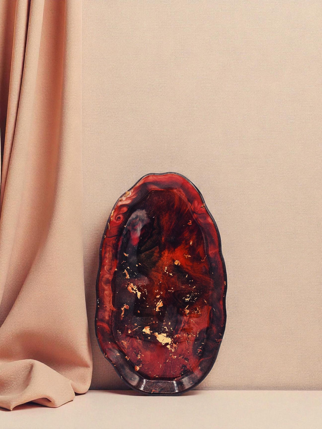 Organischer Epoxidharz-Teller in Rot-Kupfer mit goldenen Einschlüssen, Kollektion Falling Ember – Maliora Designs