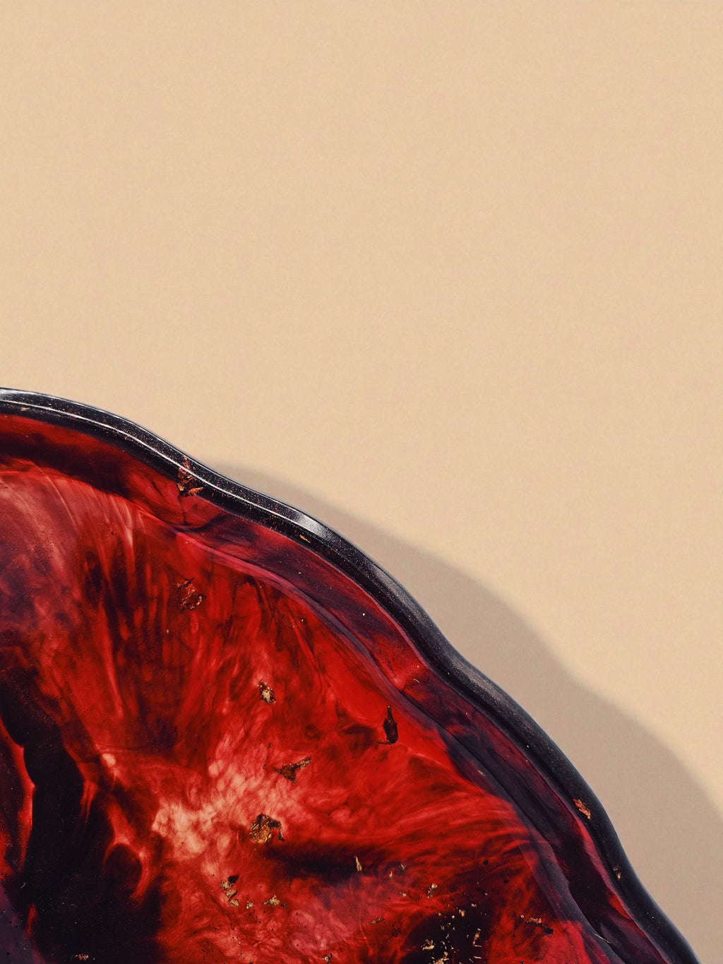 Draufsicht auf organischen Epoxidharz-Teller in Rot-Gold mit marmorierter Struktur – Kollektion Falling Ember